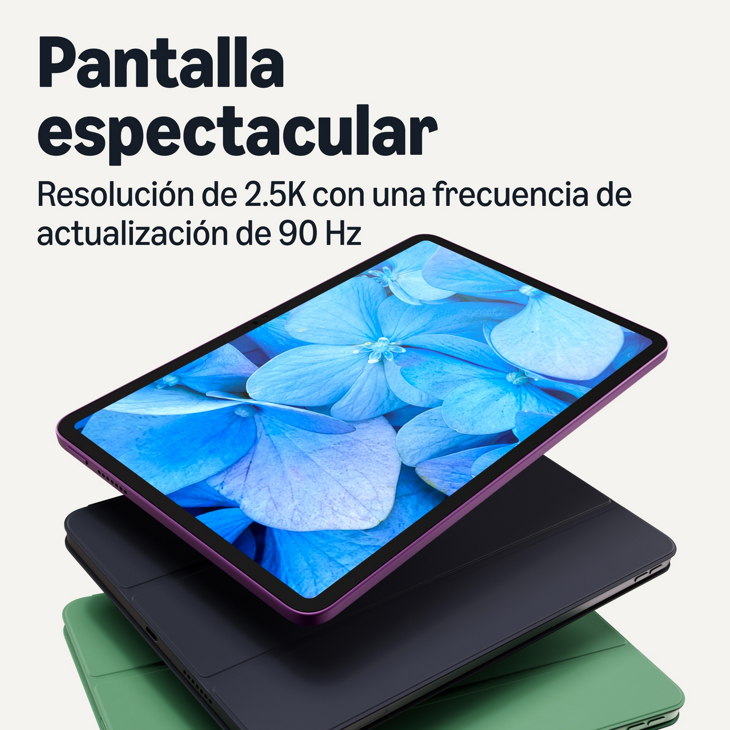 Tablet violeta con flores azules, sobre fundas negra y verde, con texto promocional en español arriba.