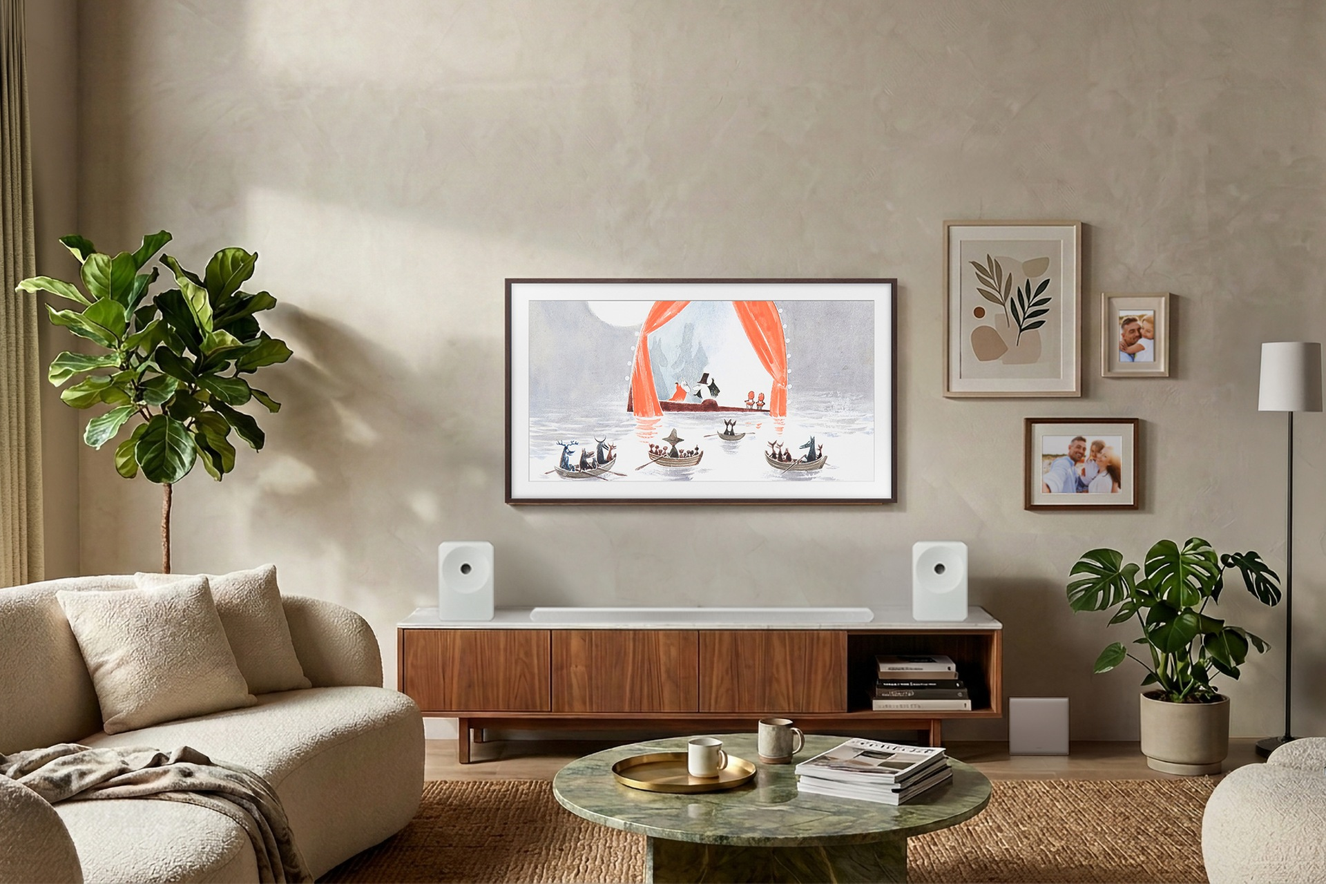 Wohnzimmer mit hellem Sofa, Holzanrichte mit TV, gerahmten Bildern, ründerem Tisch und Pflanzen.