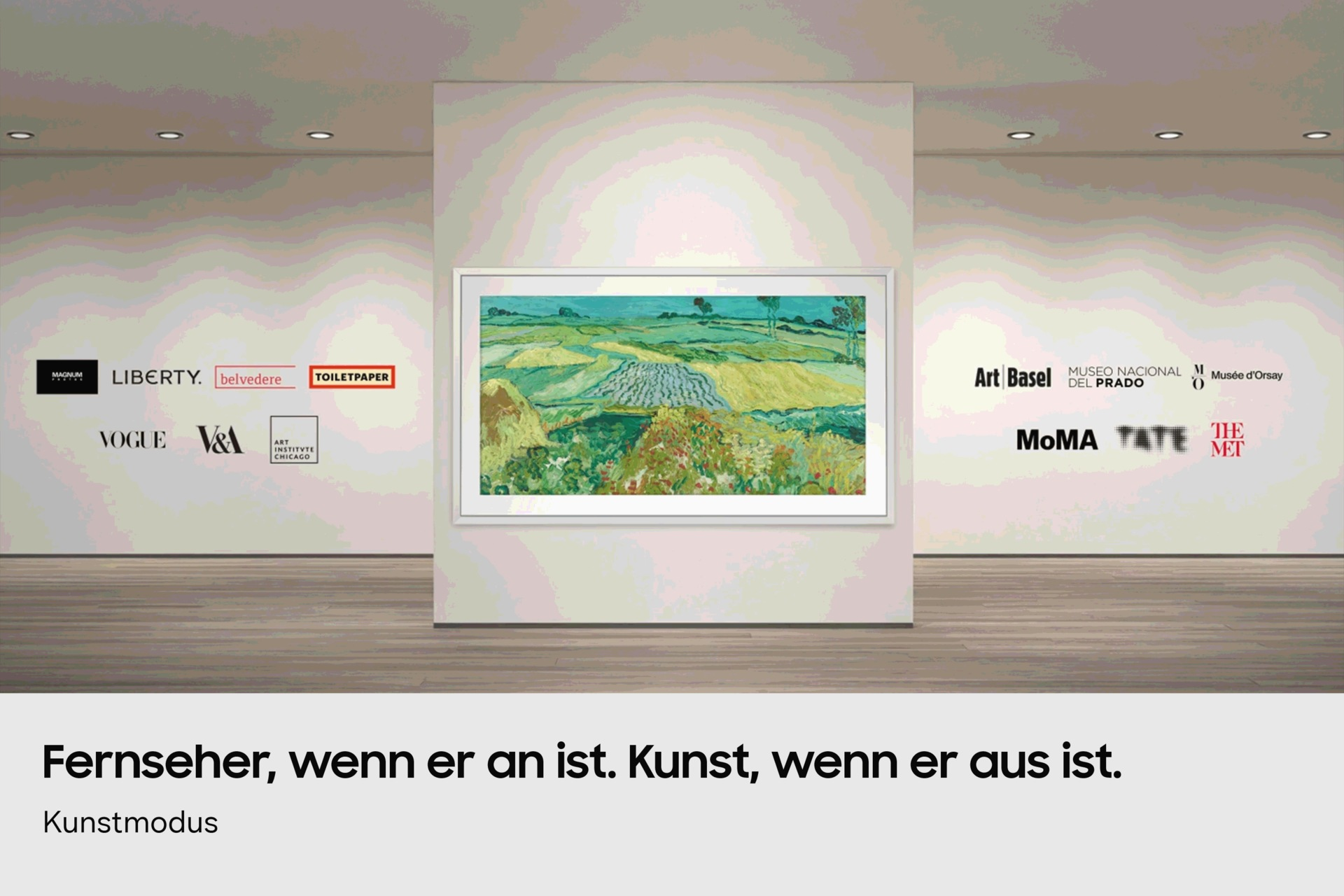 Ein gerahmtes Landschaftsgemälde hängt an einer hellen Museumswand neben verschiedenen Museums- und Markenlogos.