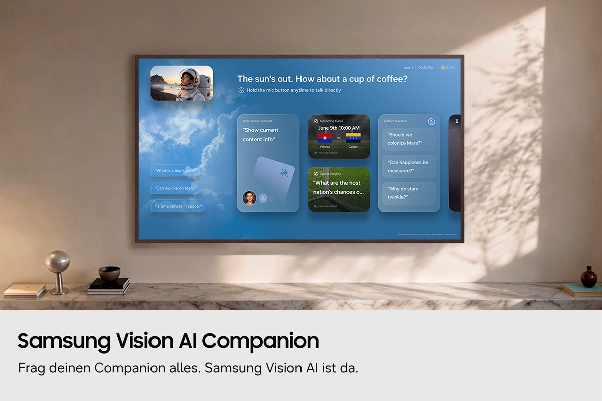Ein wandmontierter Samsung Smart-TV zeigt eine AI-Companion-Benutzeroberfläche mit blauen Widgets und Text.
