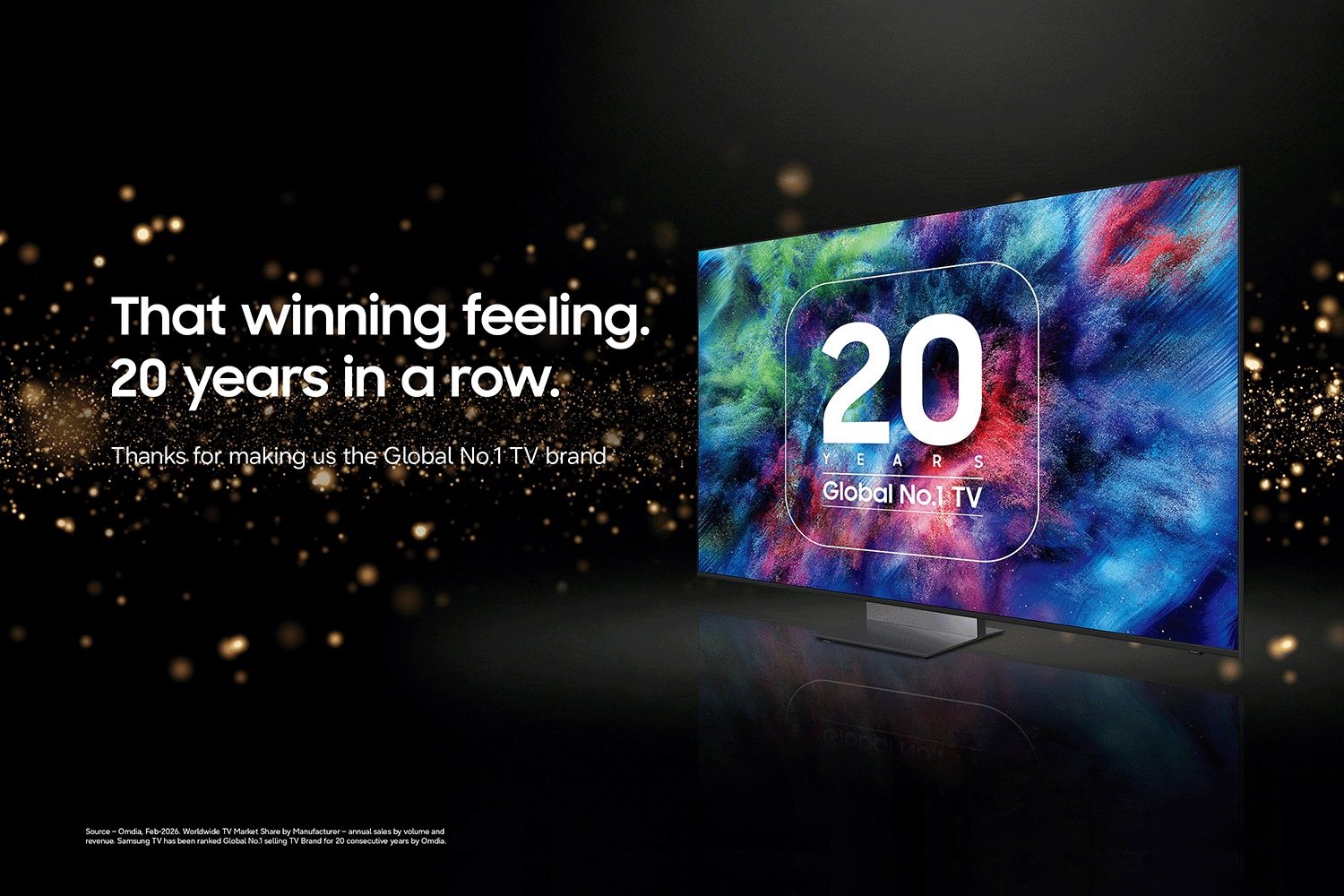 Ein Fernseher zeigt ein farbenfrohes Display mit der Aufschrift 20 Years Global No.1 TV vor schwarzem, glitzerndem Hintergrund.