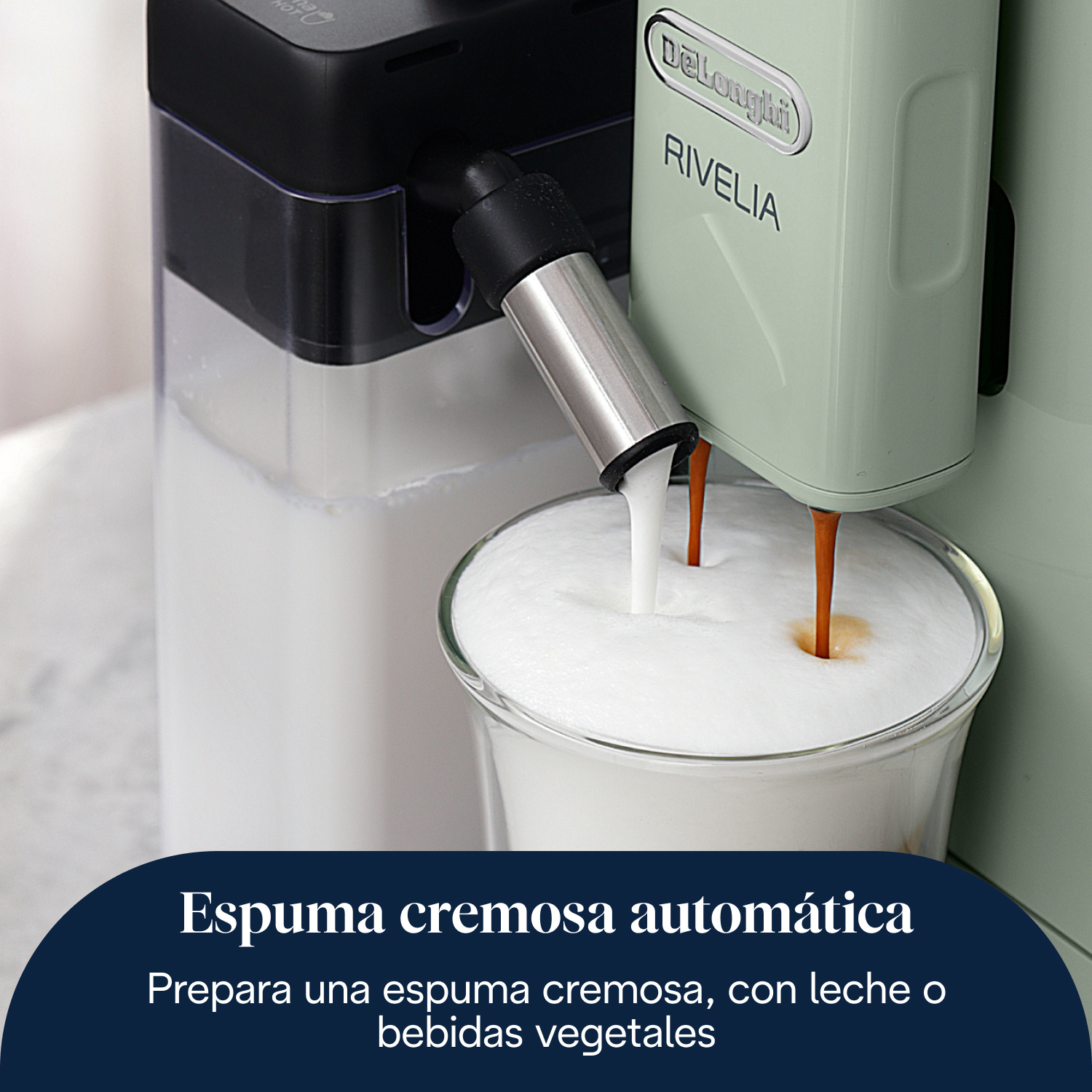 Una cafetera Delonghi Rivelia vierte leche y café en un vaso.