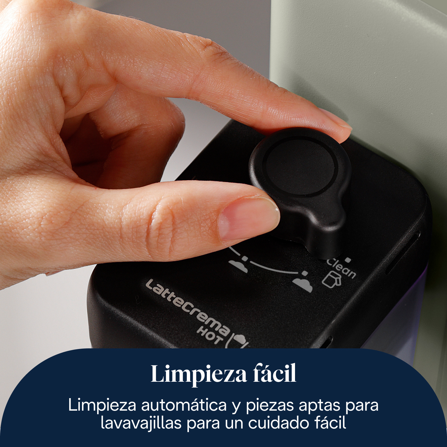 Una mano gira el mando negro de una cafetera.