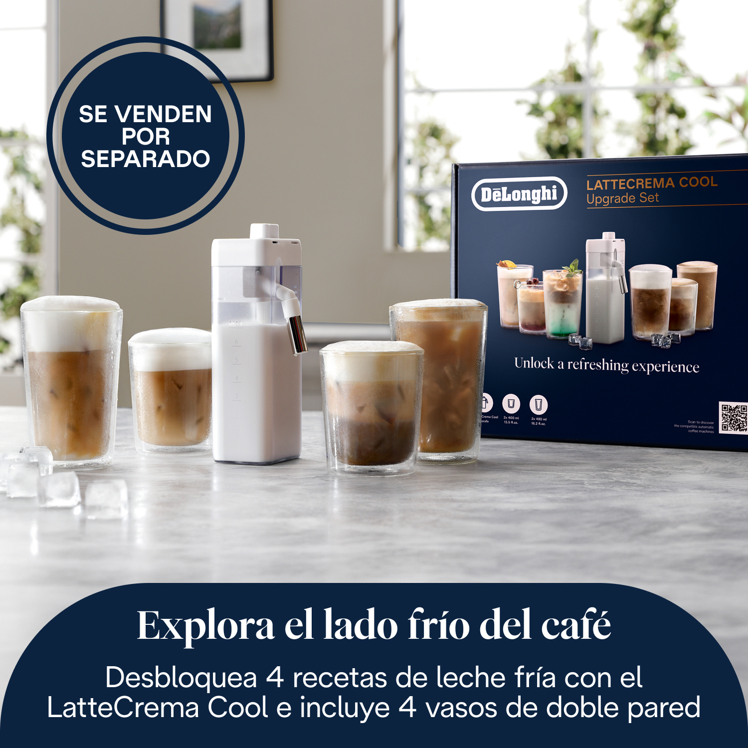 Set De'Longhi LatteCrema Cool con jarra de leche, cuatro vasos y cubitos de hielo sobre una encimera.