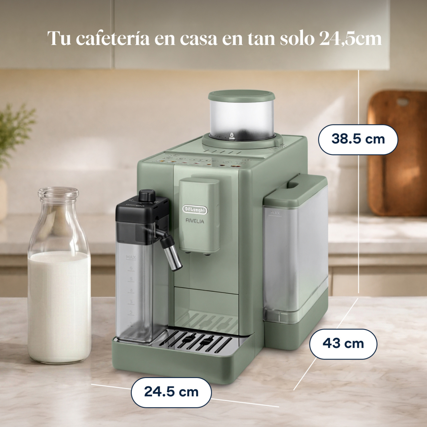 Cafetera verde De'Longhi Rivelia en la encimera junto a una botella de leche, con medidas.