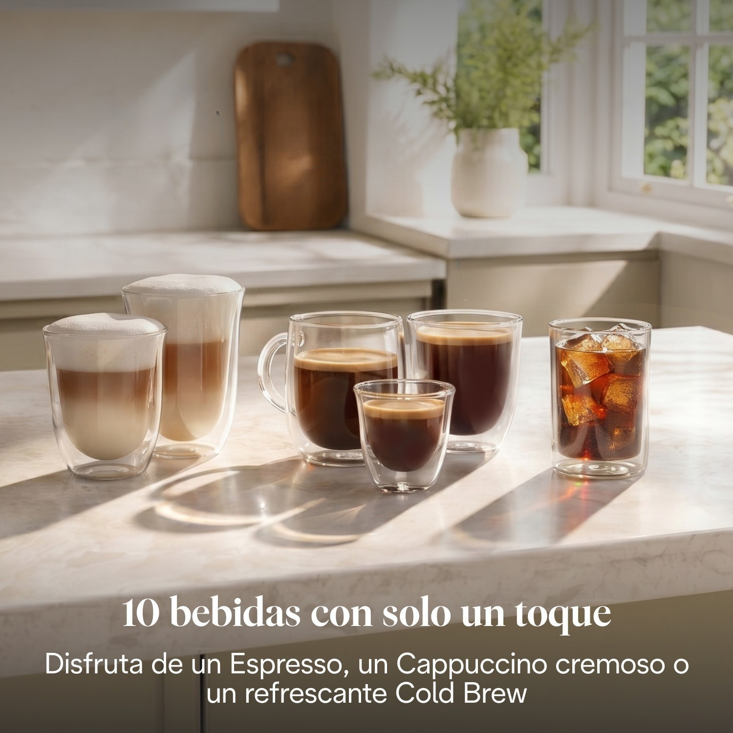 Varias bebidas de café como capuchino, espresso y café helado en vasos de doble pared sobre la encimera.