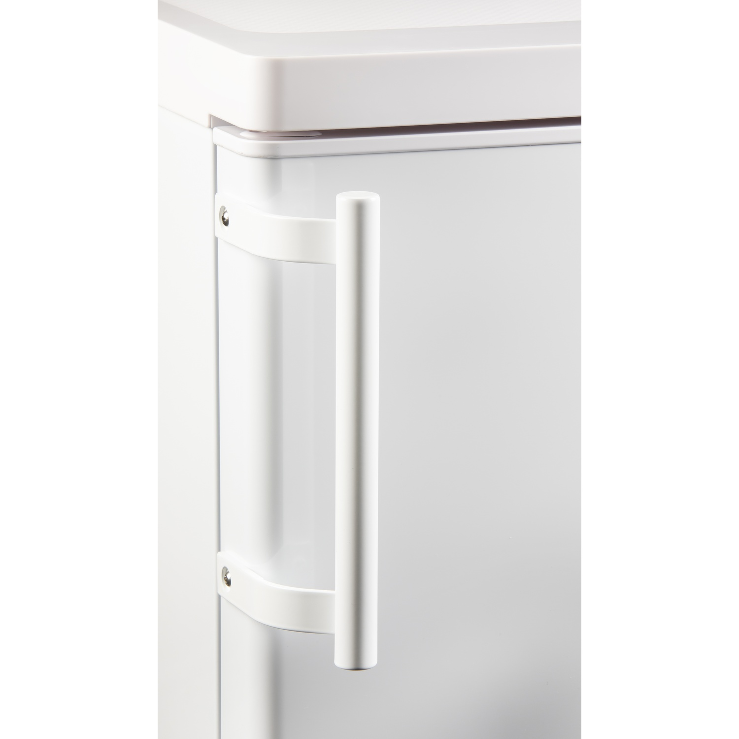 Une poignée de réfrigérateur blanche montée sur une porte blanche.
