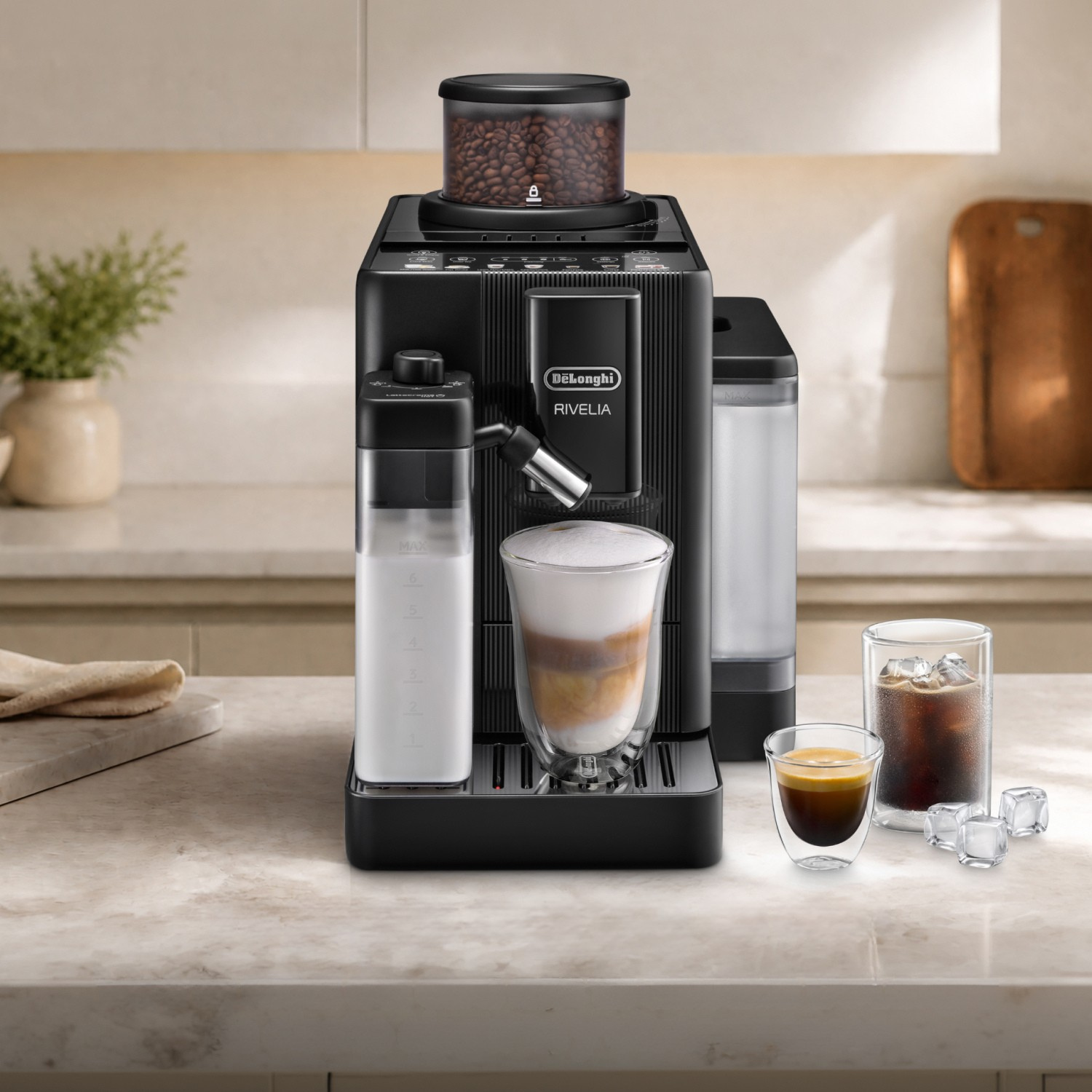 Cafetera negra DeLonghi Rivelia en una encimera con una taza de capuchino y café helado.