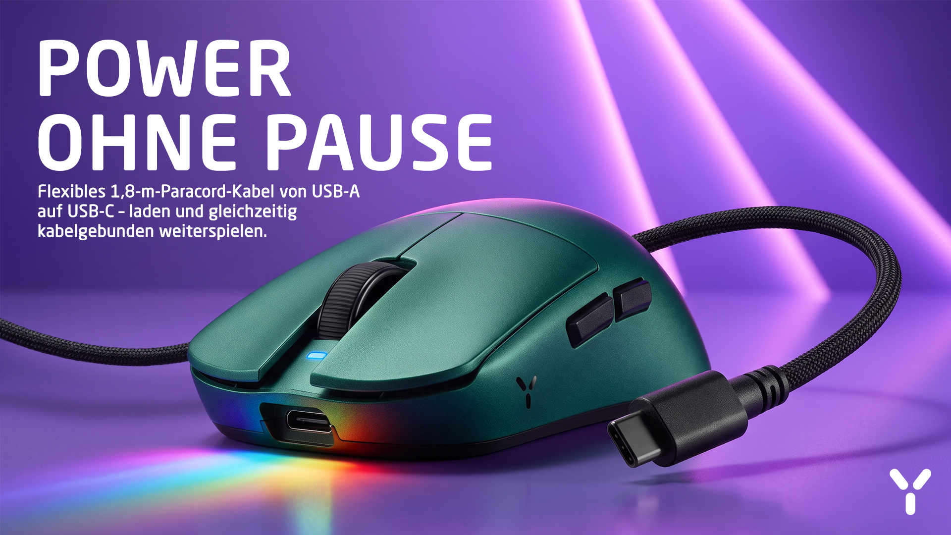 Eine metallisch grüne Gaming-Maus mit geflochtenem schwarzem Kabel auf lila Hintergrund, mit RGB-Beleuchtung.