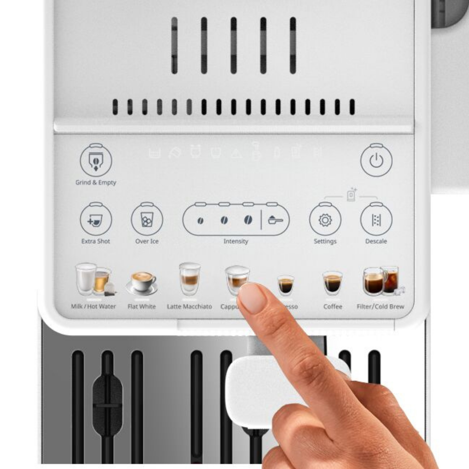 Una mano presiona el icono de capuchino en la cafetera blanca.