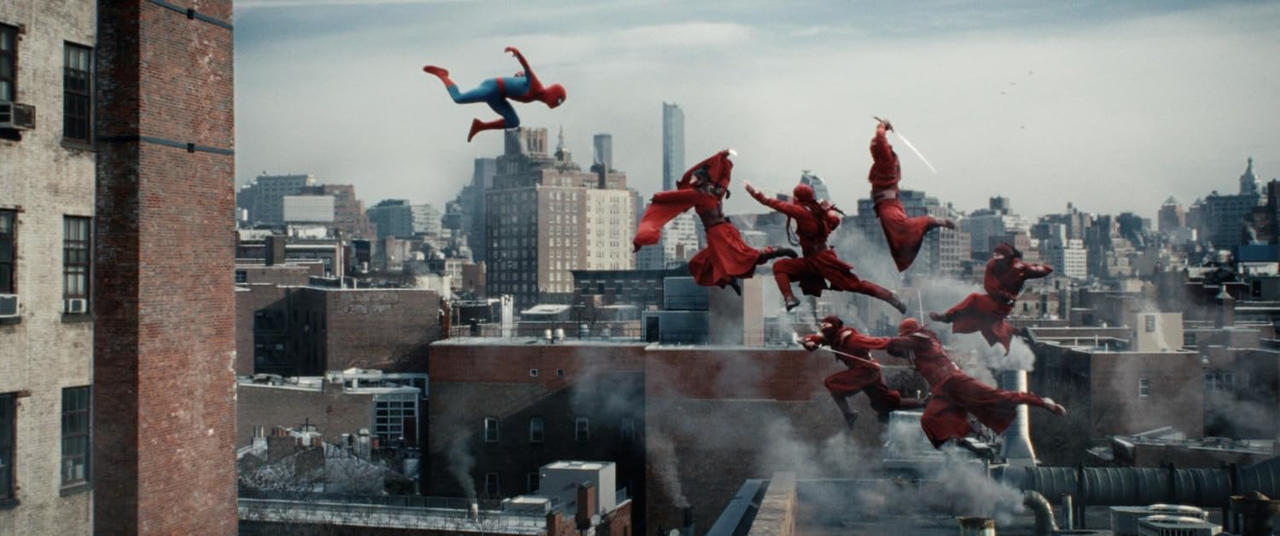 Spider-Man springt über Dächer in New York, während rote Ninjas ihn attackieren.