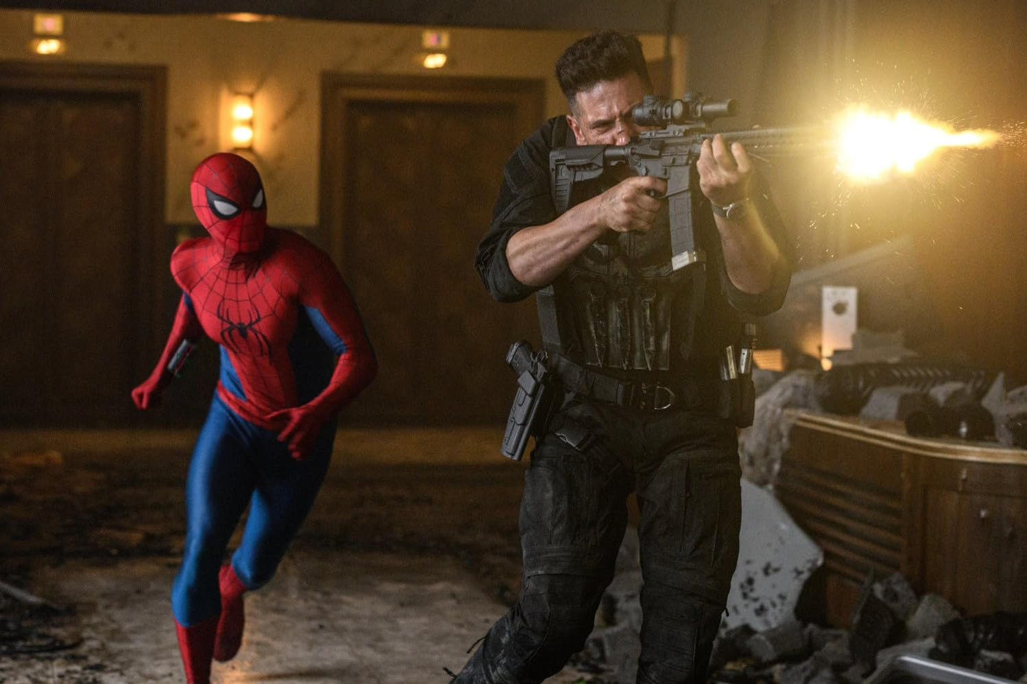 Spider-Man läuft neben einem schwer bewaffneten Mann in schwarzer Taktikbekleidung, der ein Gewehr abfeuert.