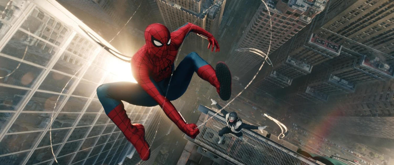 Spider-Man in rotem und blauem Anzug schwingt sich im Flug über eine Großstadt mit hohen Gebäuden.