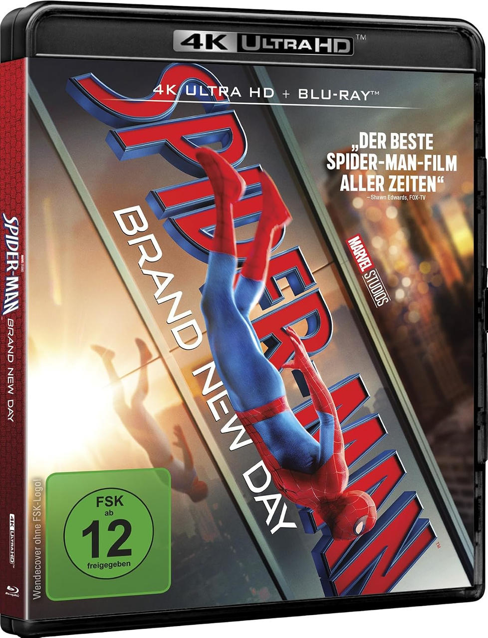 Spider-Man springt kopfueber im roten und blauen Kostuem vor einer Skyline auf einer 4K Ultra HD Blu-ray.