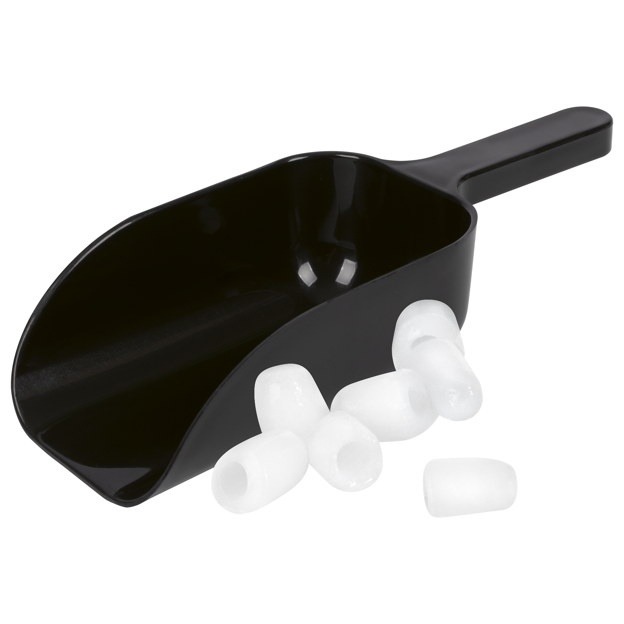 Eine schwarze Plastikschaufel liegt auf schwarzem Hintergrund mit einigen weißen Eiswürfeln.