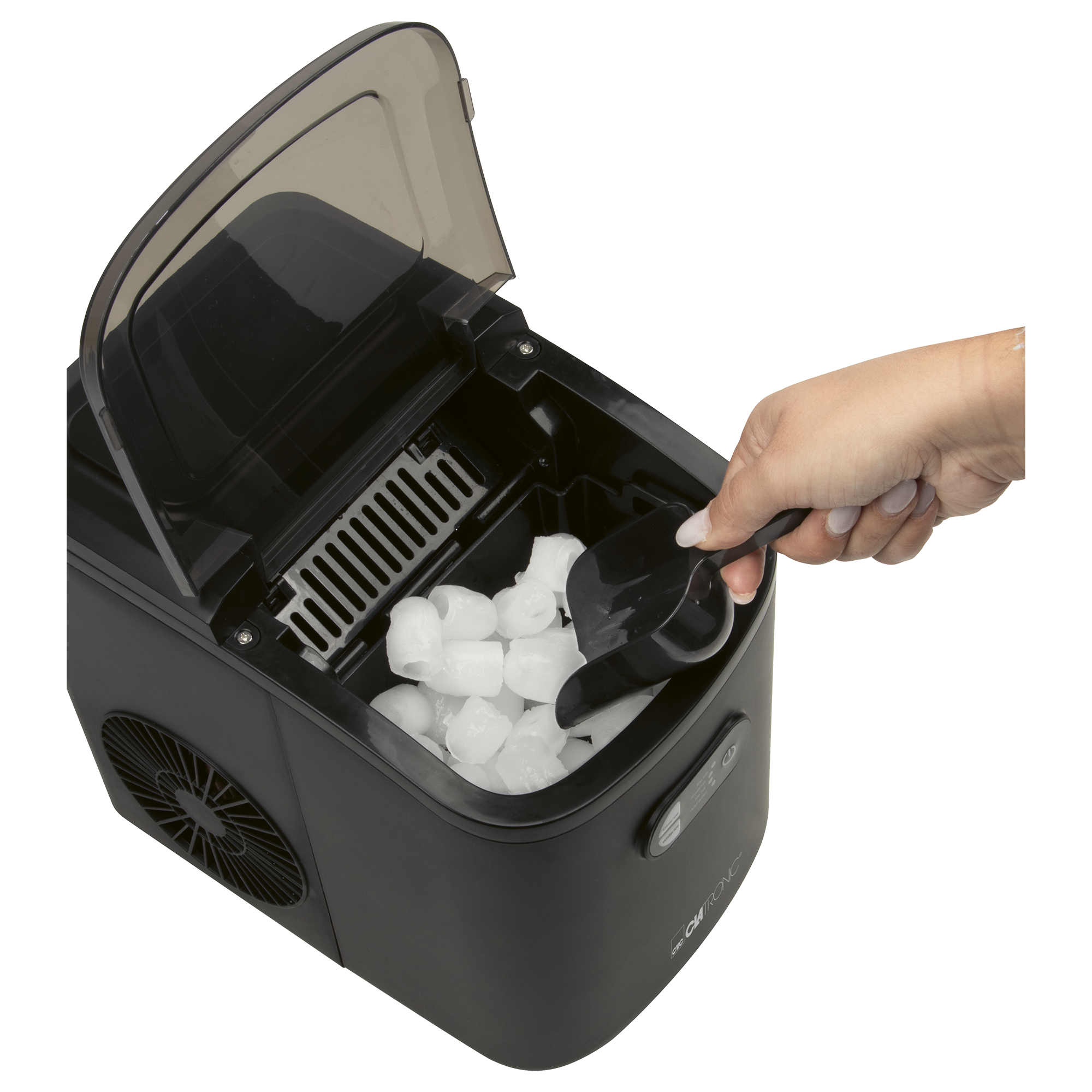 Eine Hand schöpft mit einem schwarzen Löffel Eiswürfel aus einer geöffneten, schwarzen Eismaschine.