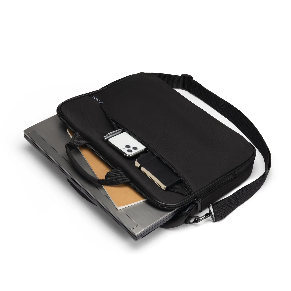 Fekete laptoptáska nyitott zsebbel, benne laptop, jegyzetfüzet, toll és okostelefon, fehér háttér előtt.