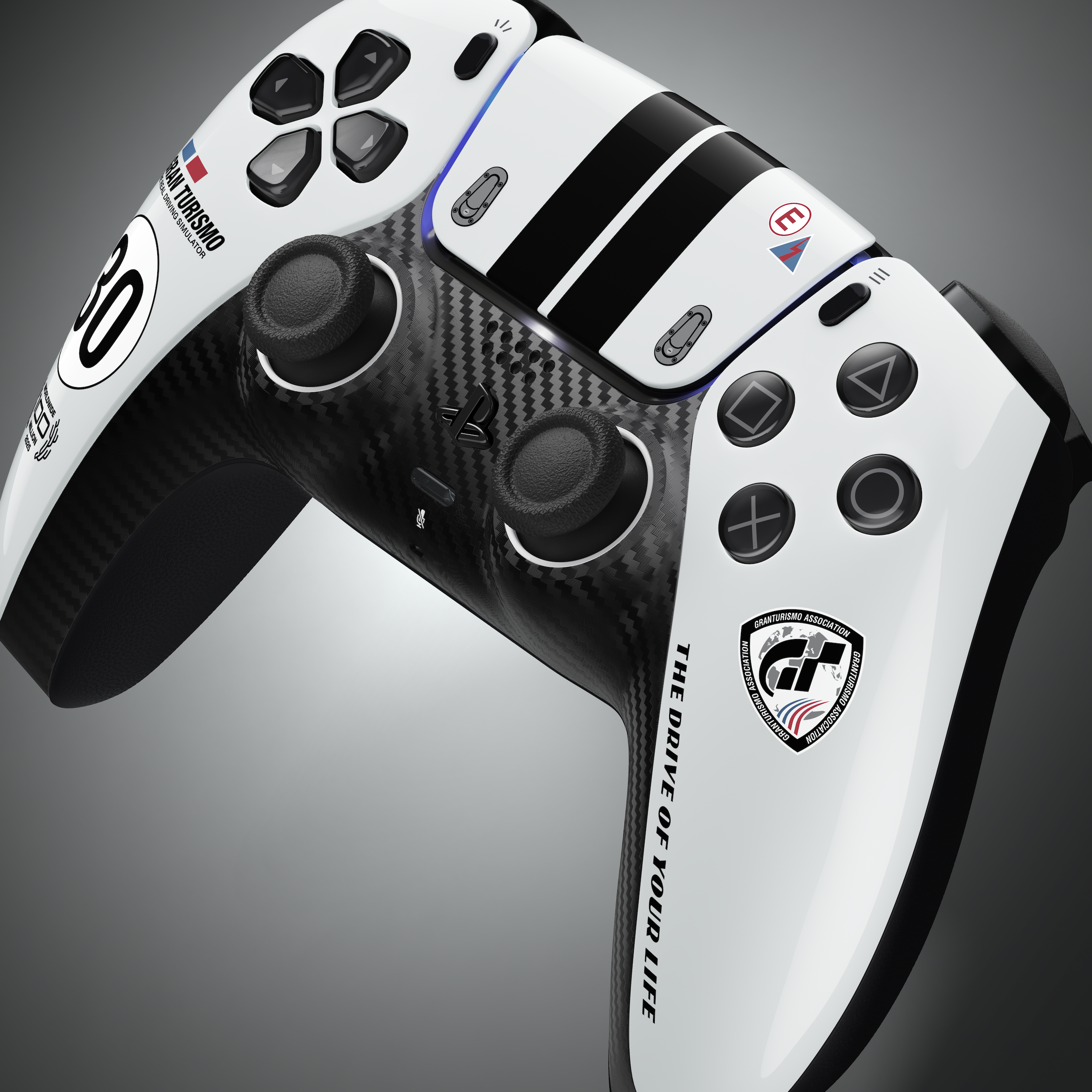 Ein weiß-schwarzer PlayStation 5 Controller im Gran Turismo Design mit Carbon-Akzenten.