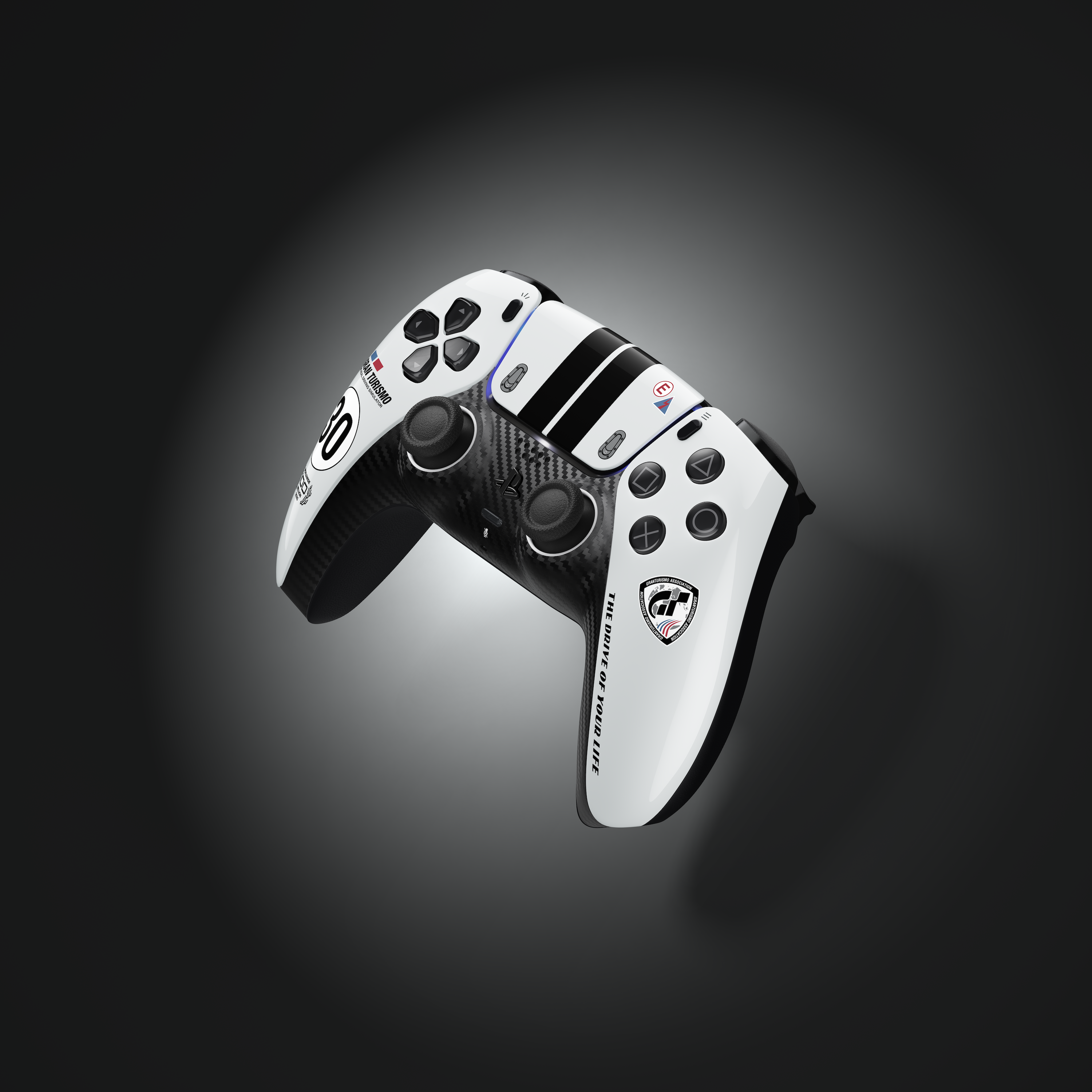 Ein weiß-schwarzer PlayStation 5 Controller mit Gran Turismo Design und Carbon-Akzenten auf grauem Hintergrund.
