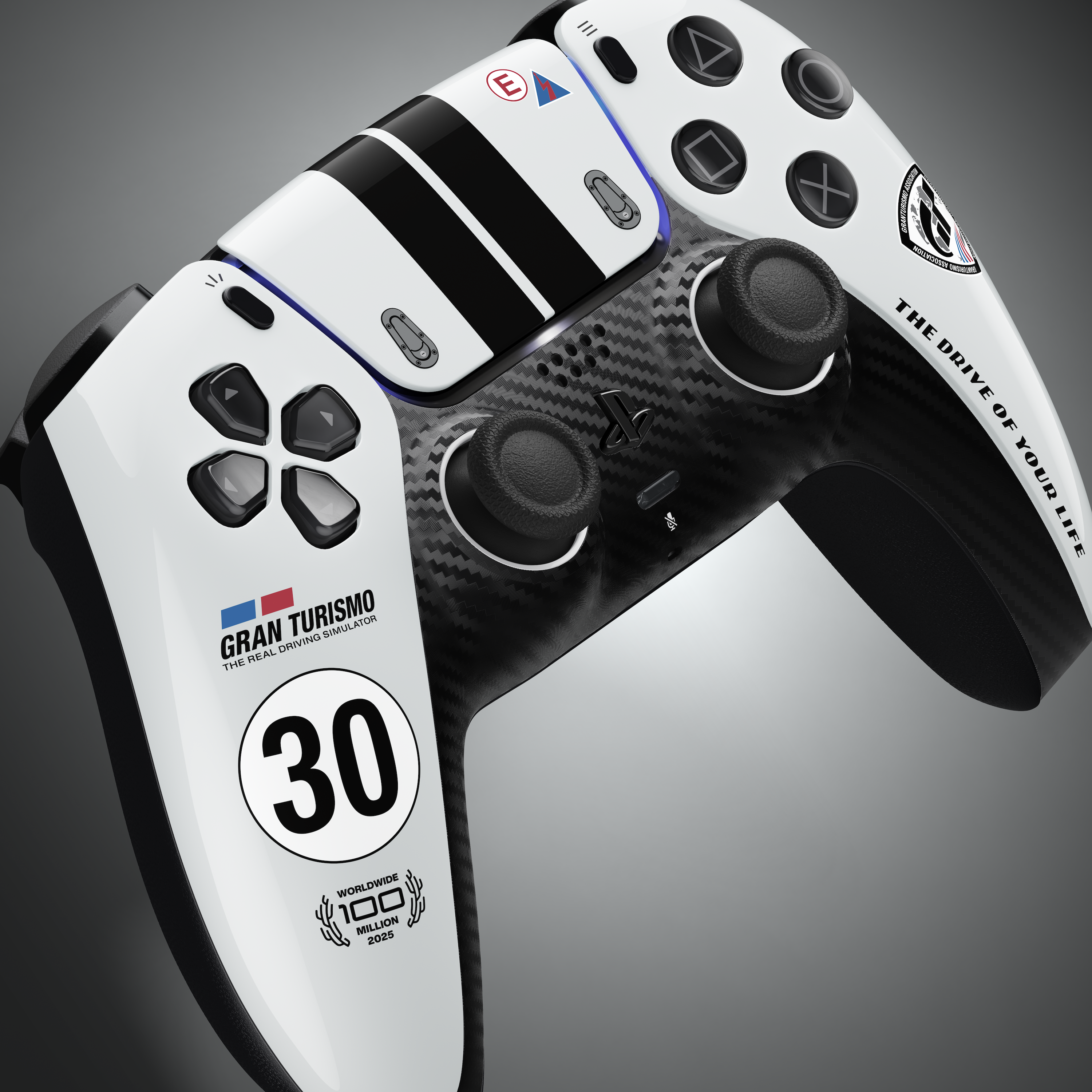 Ein weiß-schwarzer PlayStation 5-Controller im Gran Turismo Design mit Carbon-Akzenten.