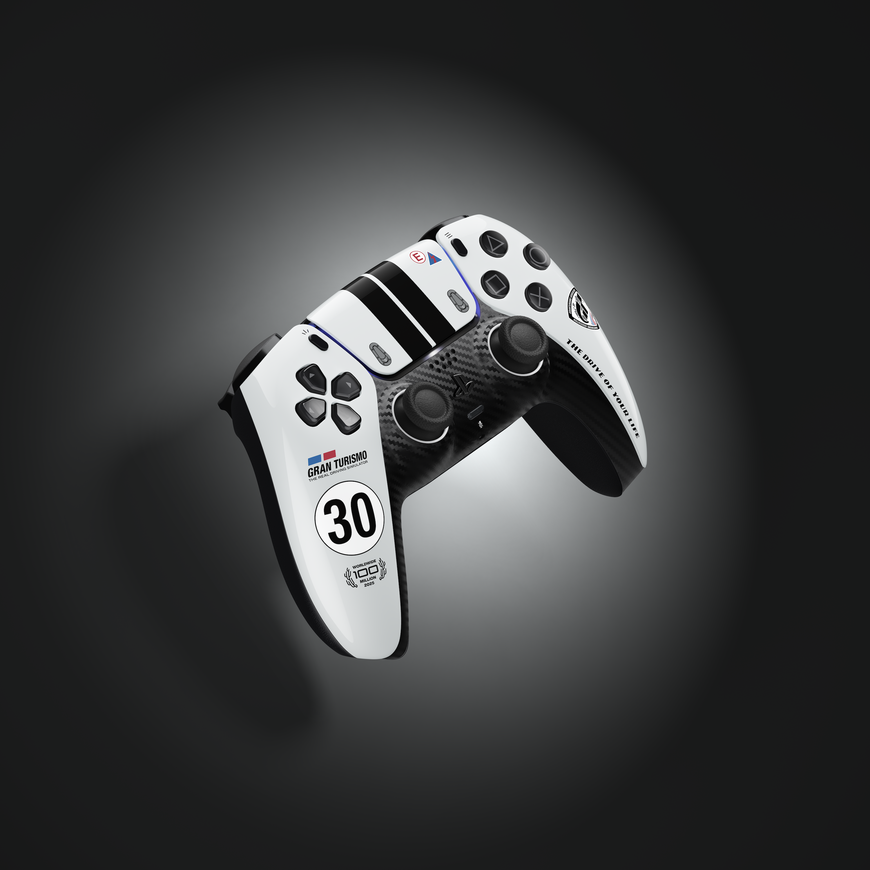 Ein weiß-schwarzer Gran Turismo PlayStation-Controller mit Rennstreifen und der Nummer 30 auf dunklem Hintergrund.