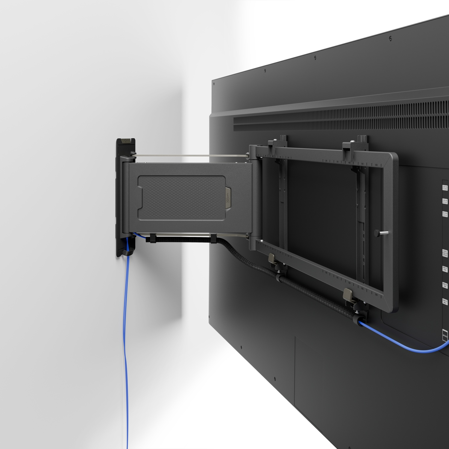 Een zwarte tv op een witte muur met een beugel en een blauwe kabel.