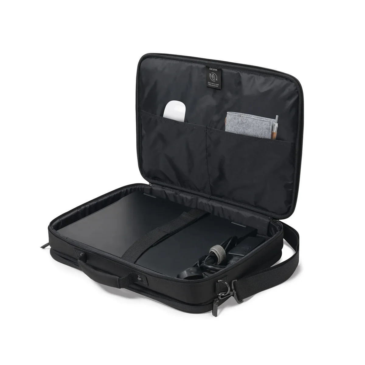 Nyitott fekete laptoptáska laptopbal, kábelekkel és kiegészítőkkel a belső zsebekben, fehér háttér előtt.