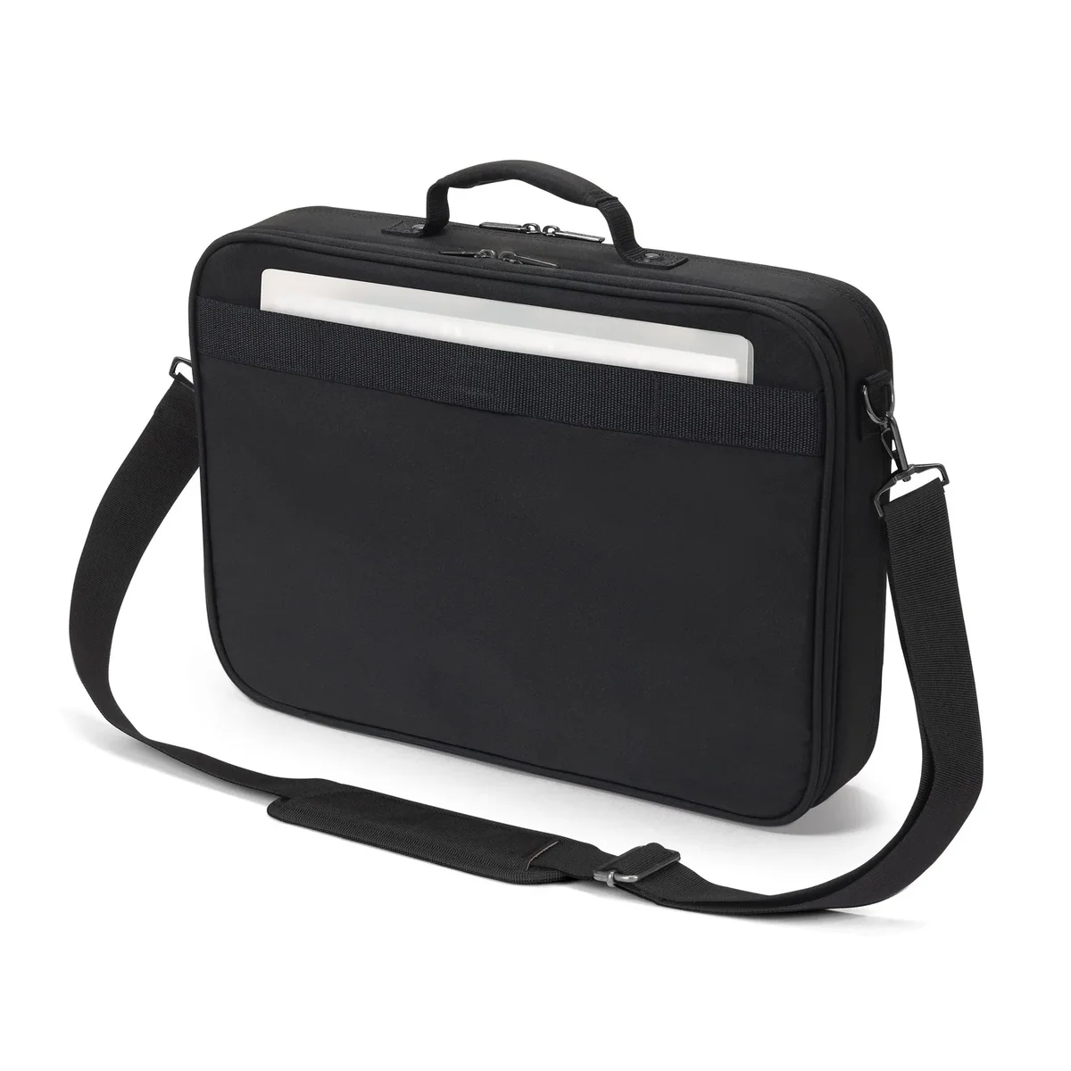 Fekete laptoptáska vállpánttal és benne fehér laptoppal, fehér háttér előtt.