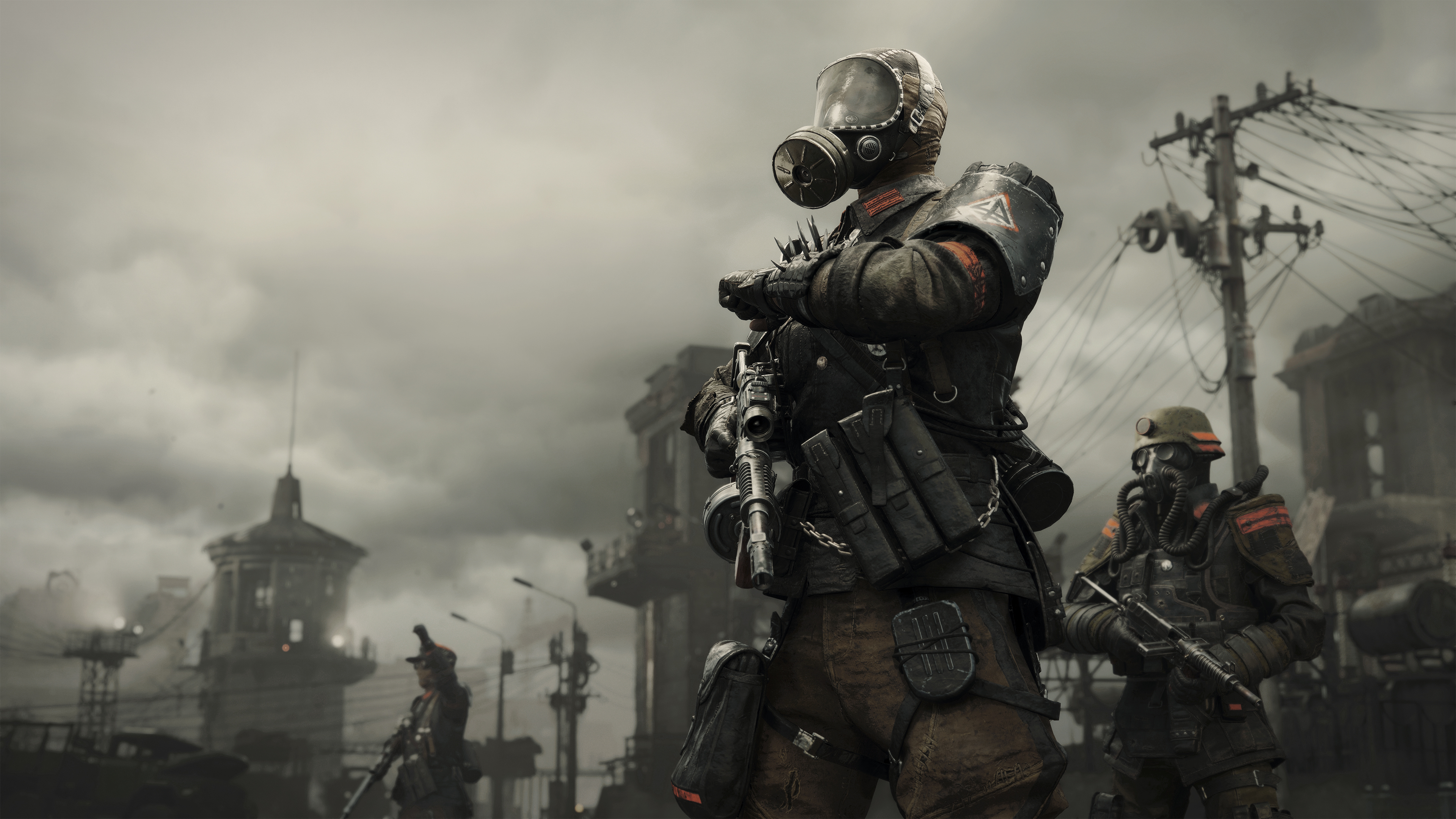 Soldaten mit Gasmasken und Gewehren in einer dystopischen, bewölkten Stadtlandschaft.