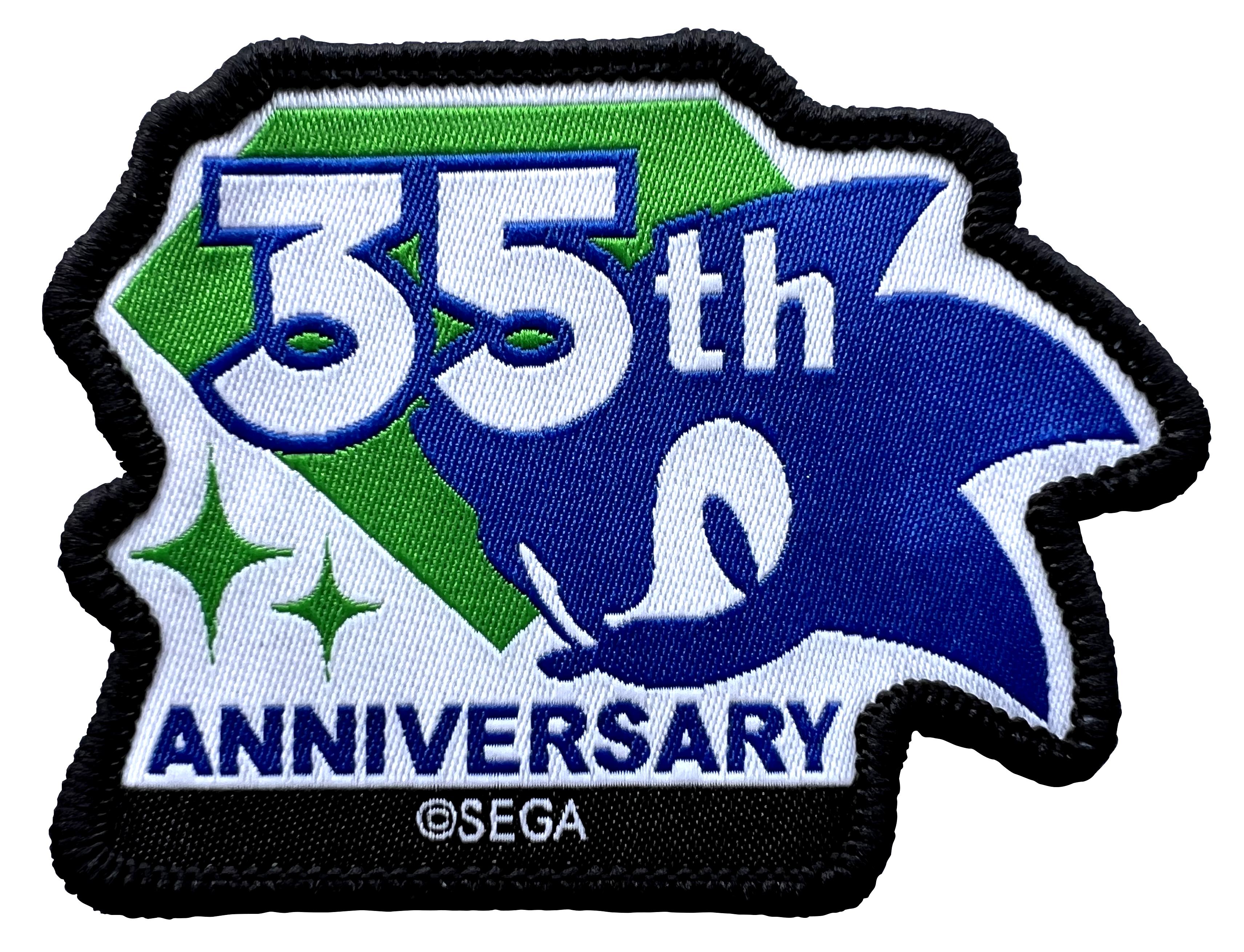 Ein gestickter Aufnäher zum 35. Jubiläum von Sonic mit blauen, weißen, grünen und schwarzen Fäden.