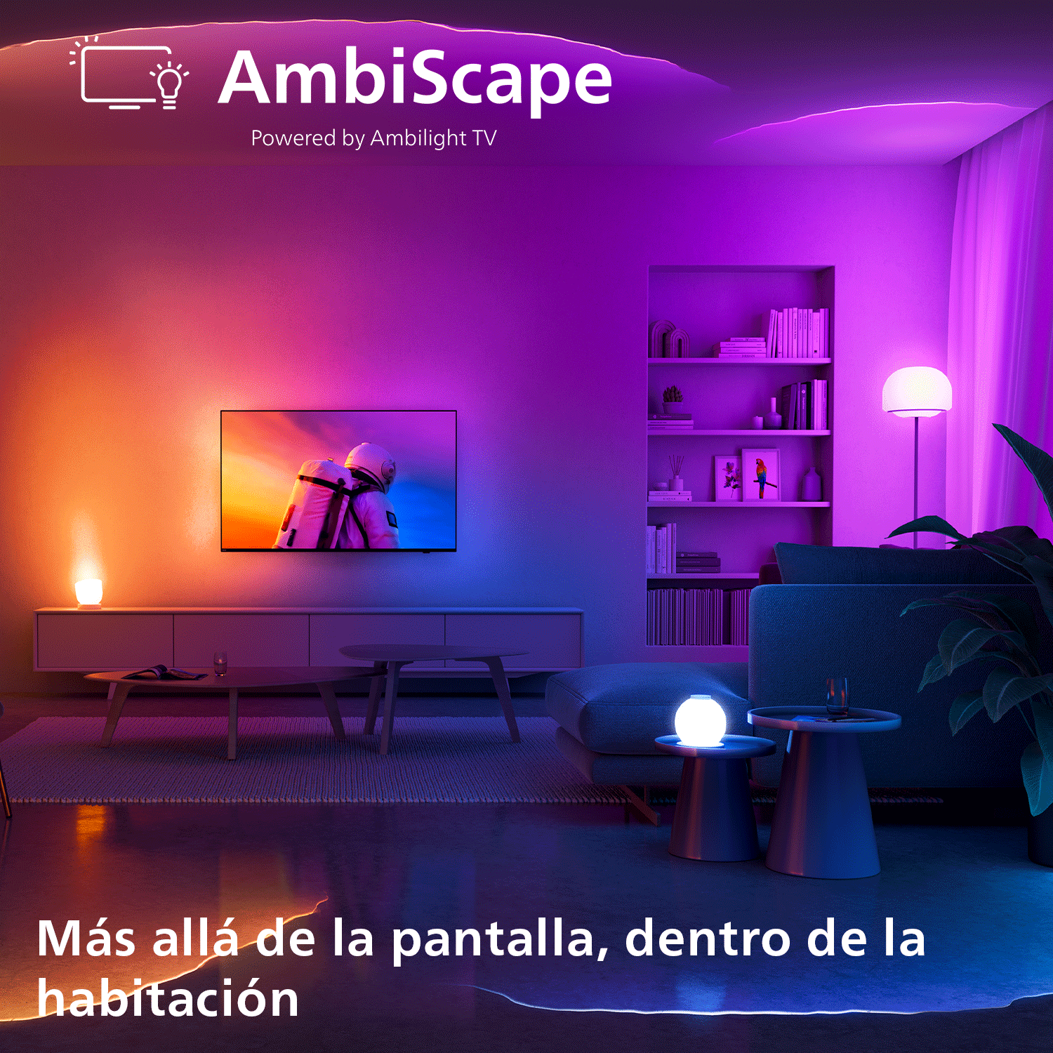 Sala con luz ambiental púrpura y naranja, televisor, estantería y plantas.