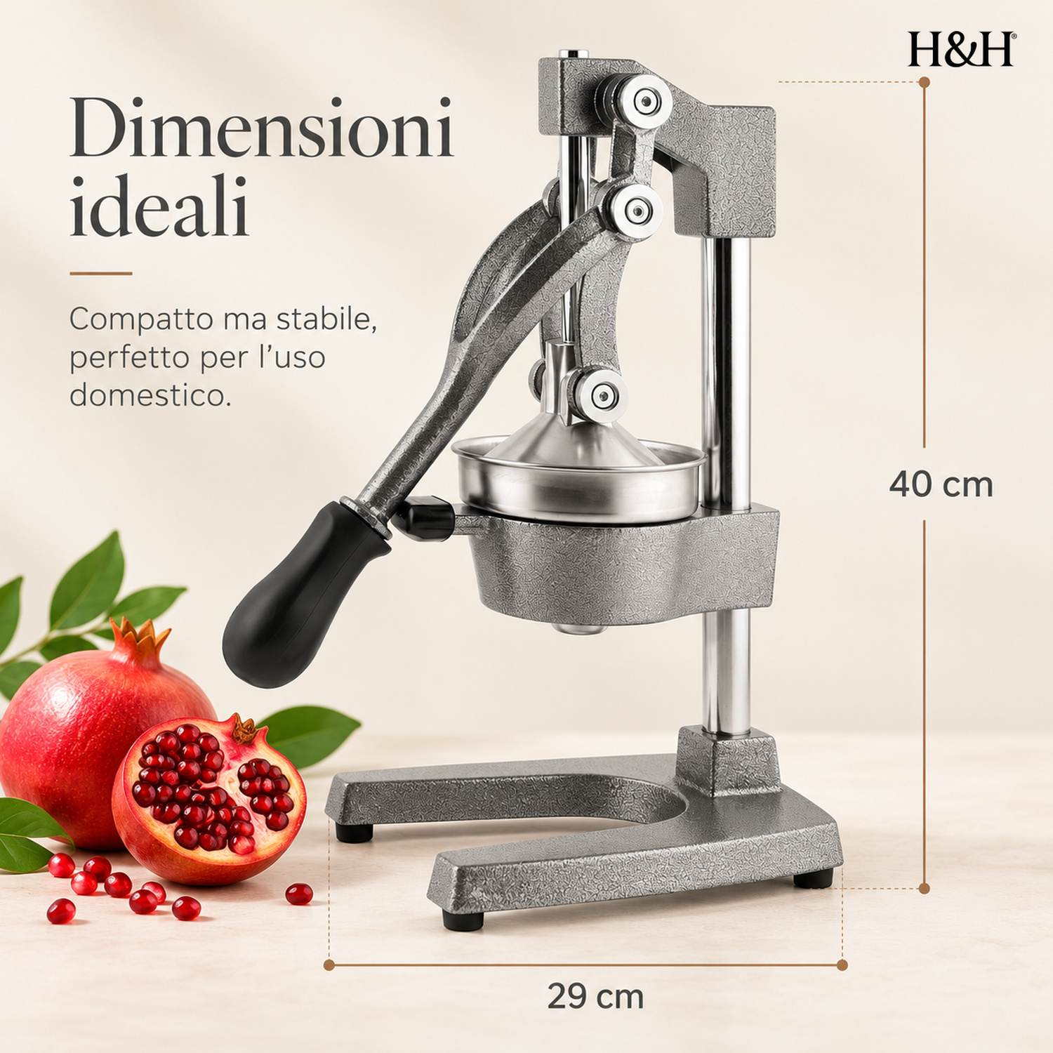 Spremiagrumi manuale argentato vicino a un melograno intero e tagliato con chicchi su superficie beige, con dimensioni.