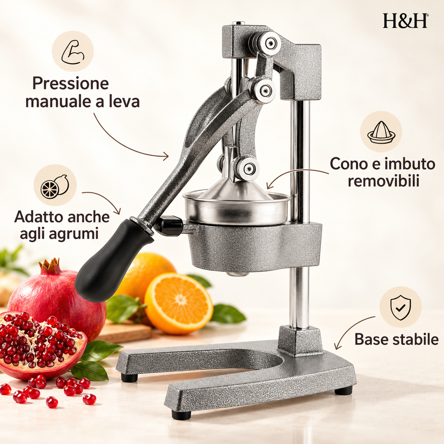 Spremiagrumi manuale a leva grigio con melograno e arance sullo sfondo.