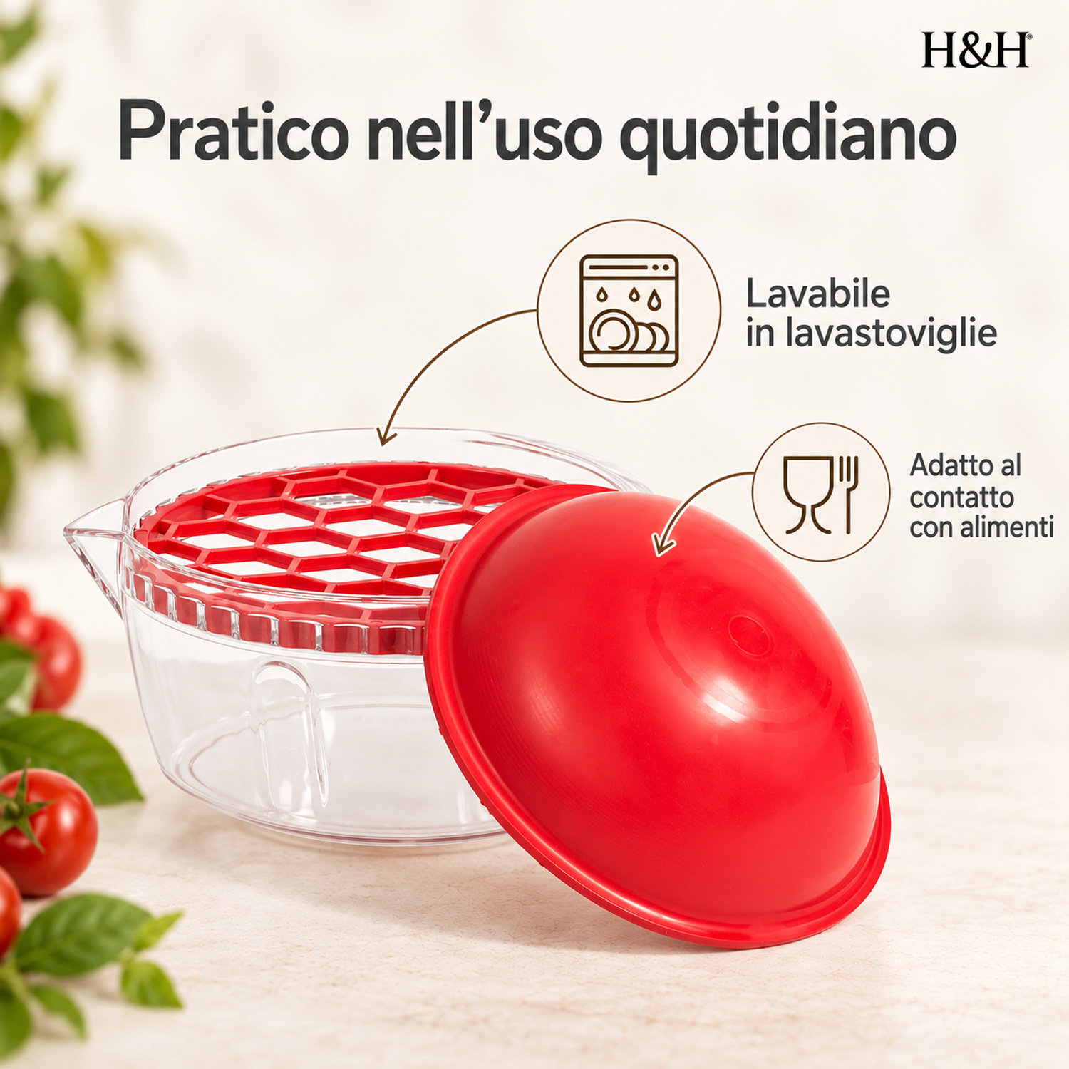 Una ciotola di plastica trasparente con griglia e coperchio rossi, circondata da pomodorini e basilico.