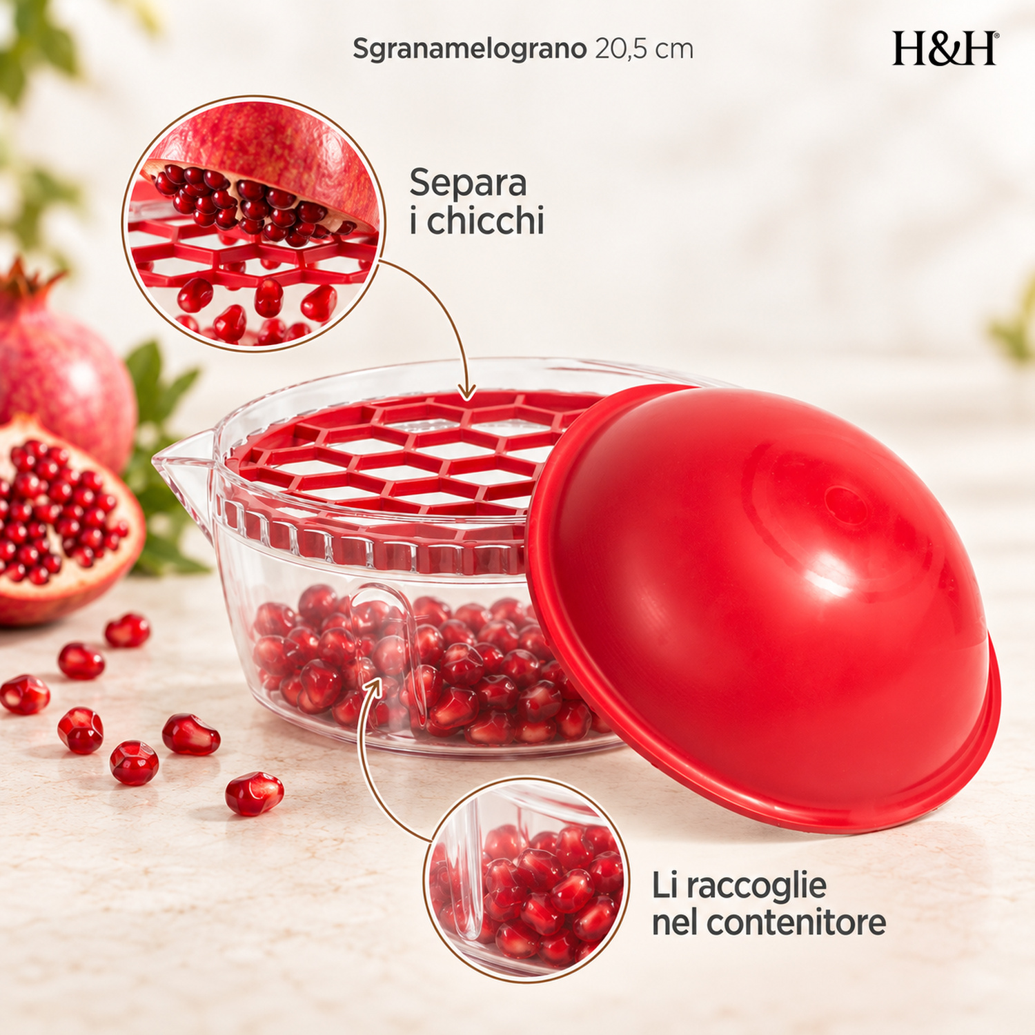 Sgranatore di melograno rosso con ciotola trasparente e coperchio a cupola, pieno di chicchi sul tavolo.