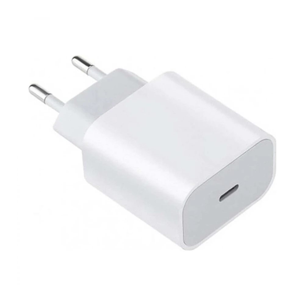 Egy fehér USB-C fali töltő két fémvillával fehér háttér előtt.