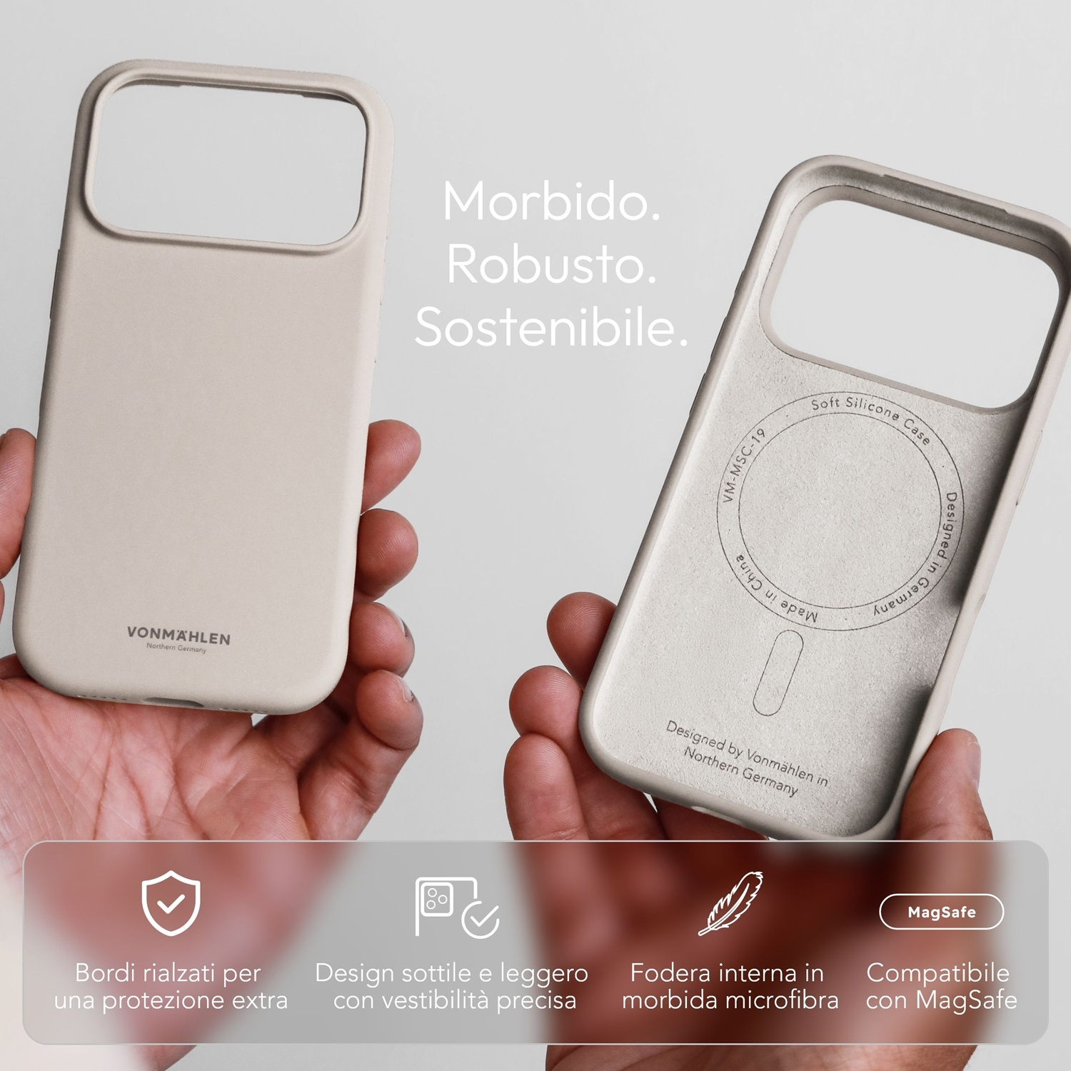 Due mani tengono una cover beige, mostrando l'interno in microfibra, testo in italiano e icone delle funzioni.