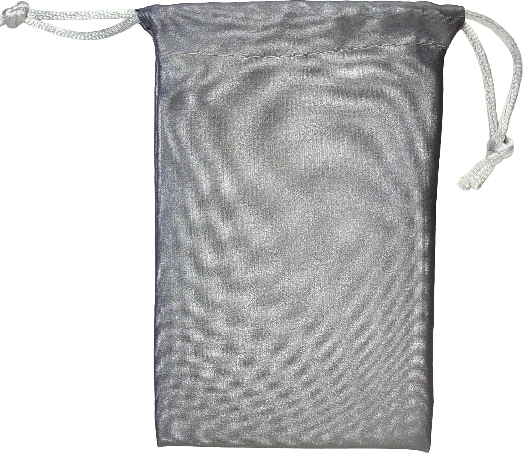 Eine glänzende graue Stofftasche mit weißen Kordelzügen auf schwarzem Hintergrund.