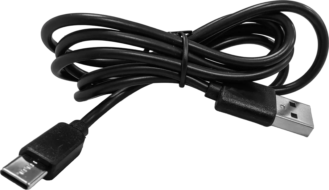 Ein aufgerolltes schwarzes USB-Kabel mit USB-C und USB-A Anschlüssen vor dunklem Hintergrund.