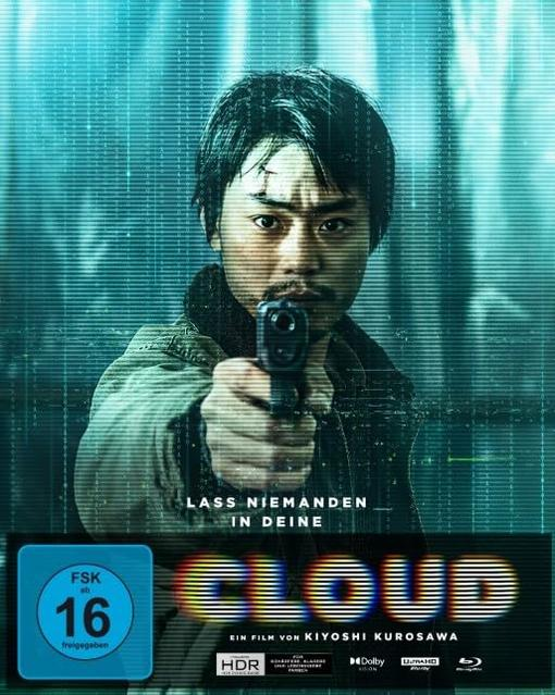 Ein Mann in dunkler Jacke zielt vor cyanfarbenem Hintergrund mit einer Pistole, Filmtitel Cloud.