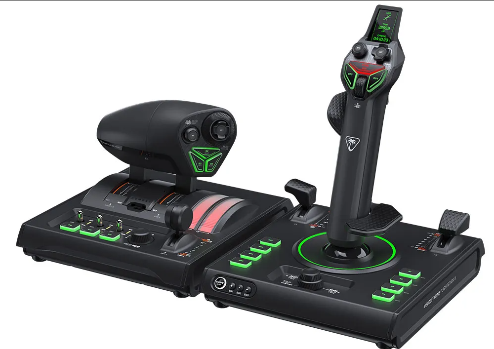 Schwarzer Flightstick und Throttle-System mit grünen Akzenten, Knöpfen und einem kleinen Display auf einer weißen Basis.