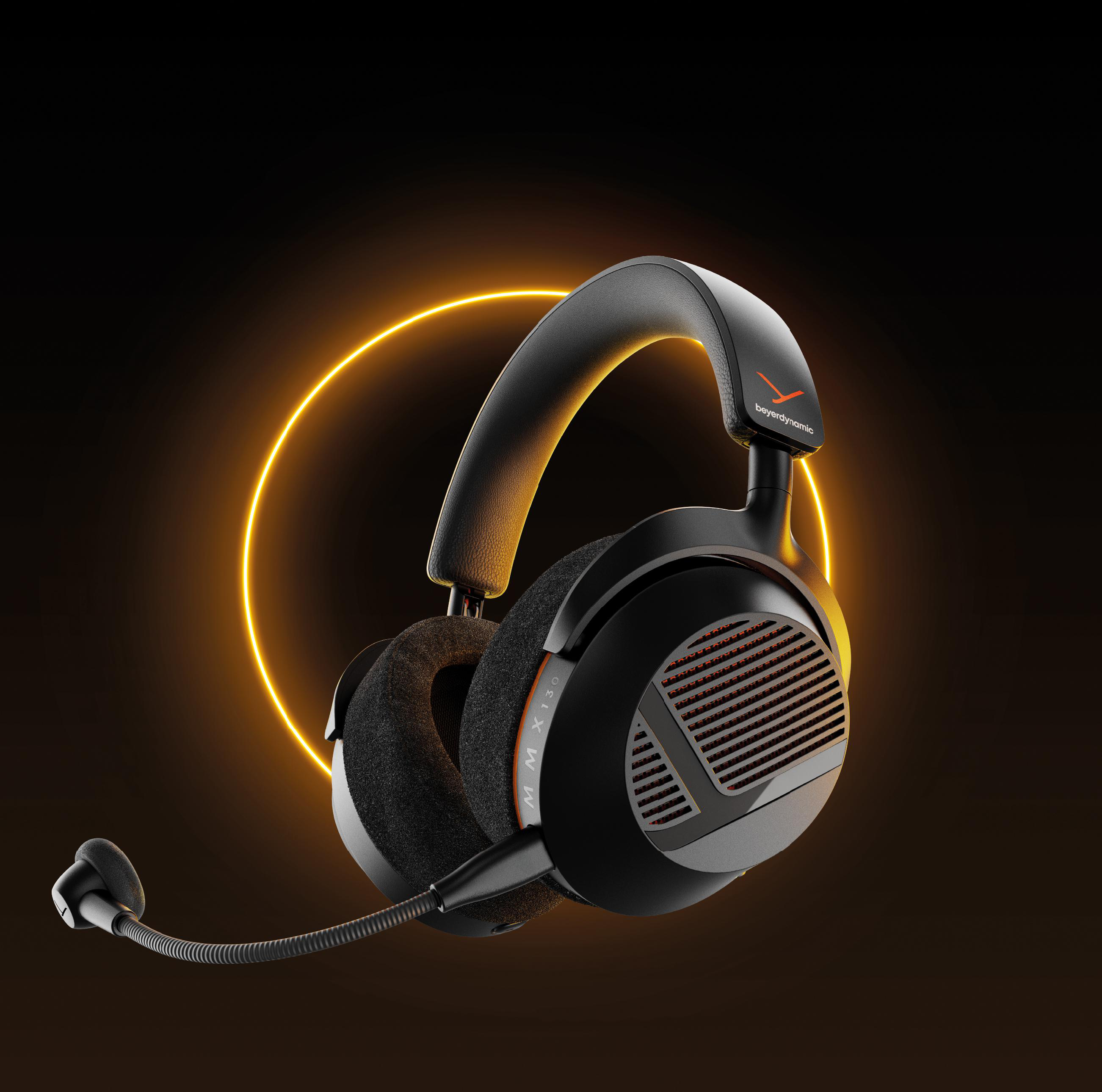 Schwarzes Gaming-Headset mit Mikrofon und orangefarbener Hintergrundbeleuchtung vor dunklem Hintergrund.