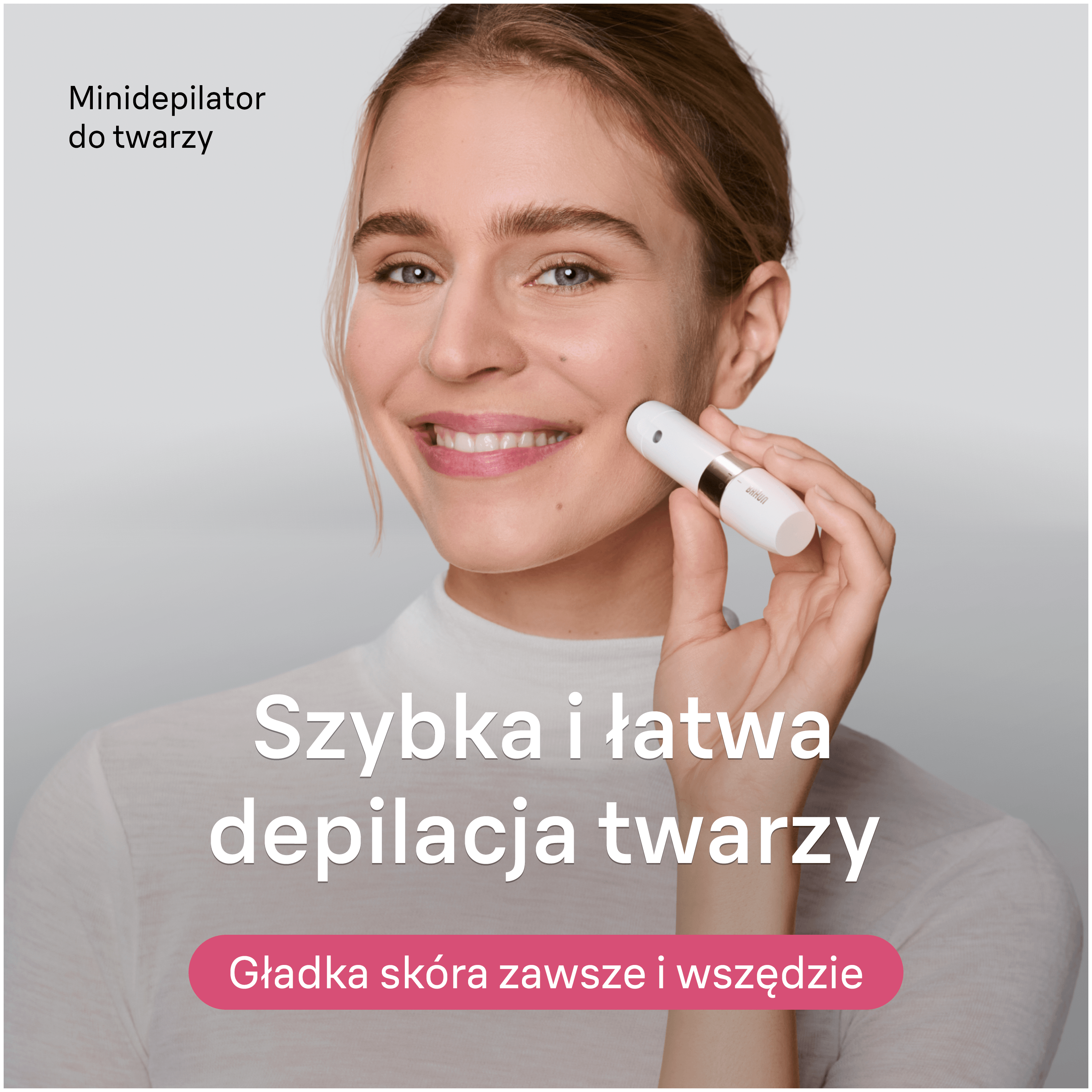 Uśmiechnięta kobieta używa małego białego depilatora do twarzy na policzku.