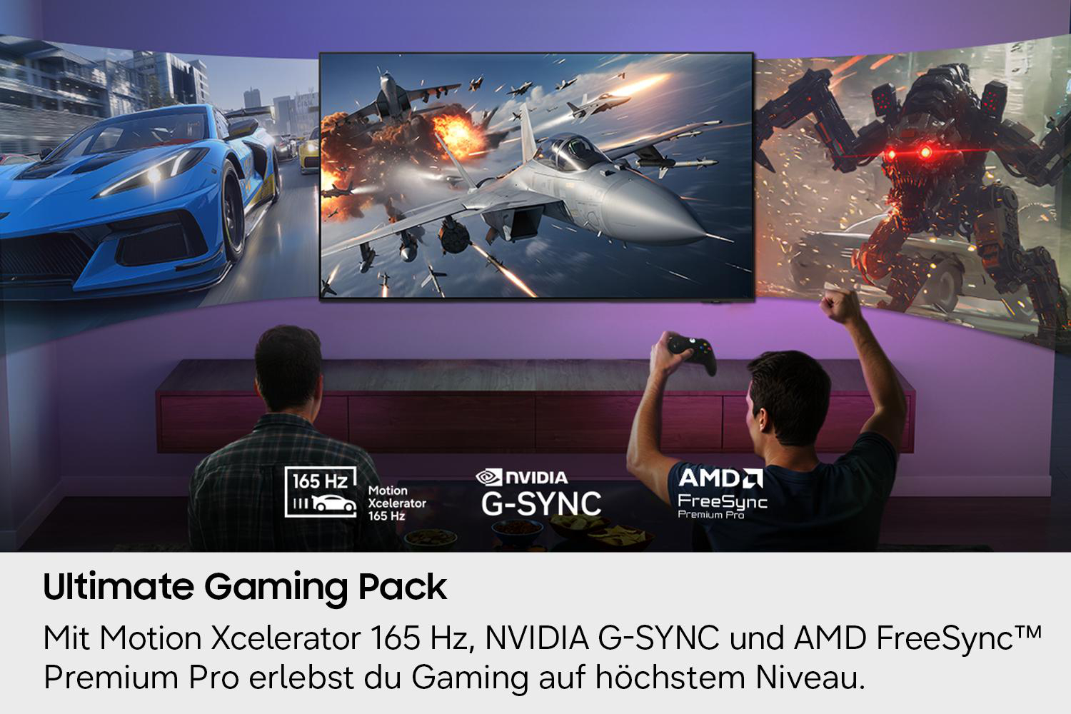 Zwei Gamer sitzen vor einem großen Curved-Bildschirm, der actionreiche Spielszenen und Gaming-Technologien zeigt.