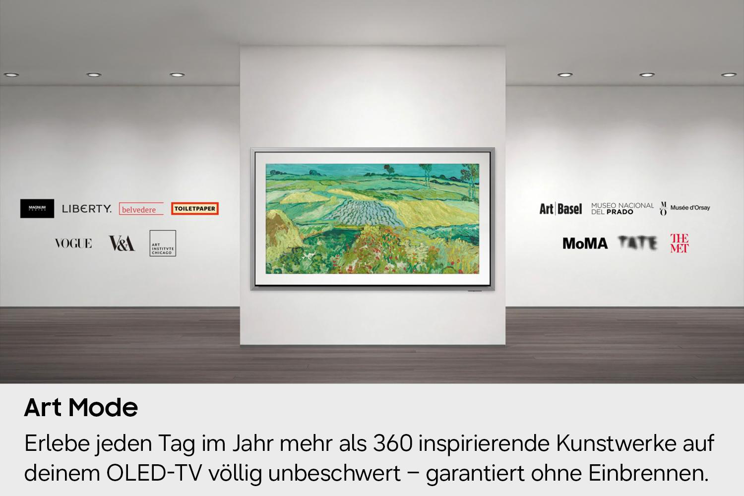 Ein Landschaftsgemälde in einer Galerie mit Museumslogos an weißen Wänden.