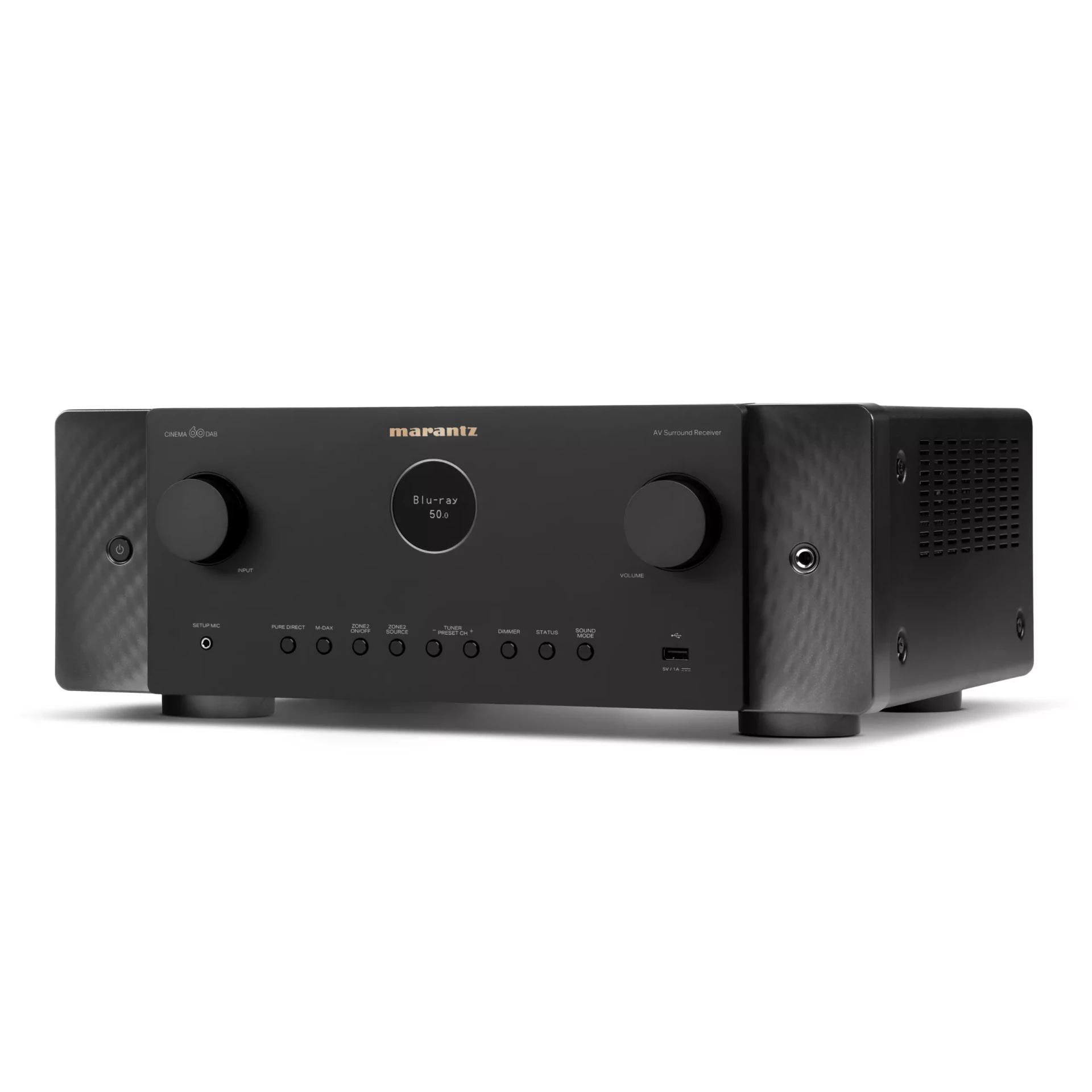 Ein schwarzer Marantz AV-Surround-Receiver mit zentralem runden Display, zwei großen Reglern und mehreren Tasten.