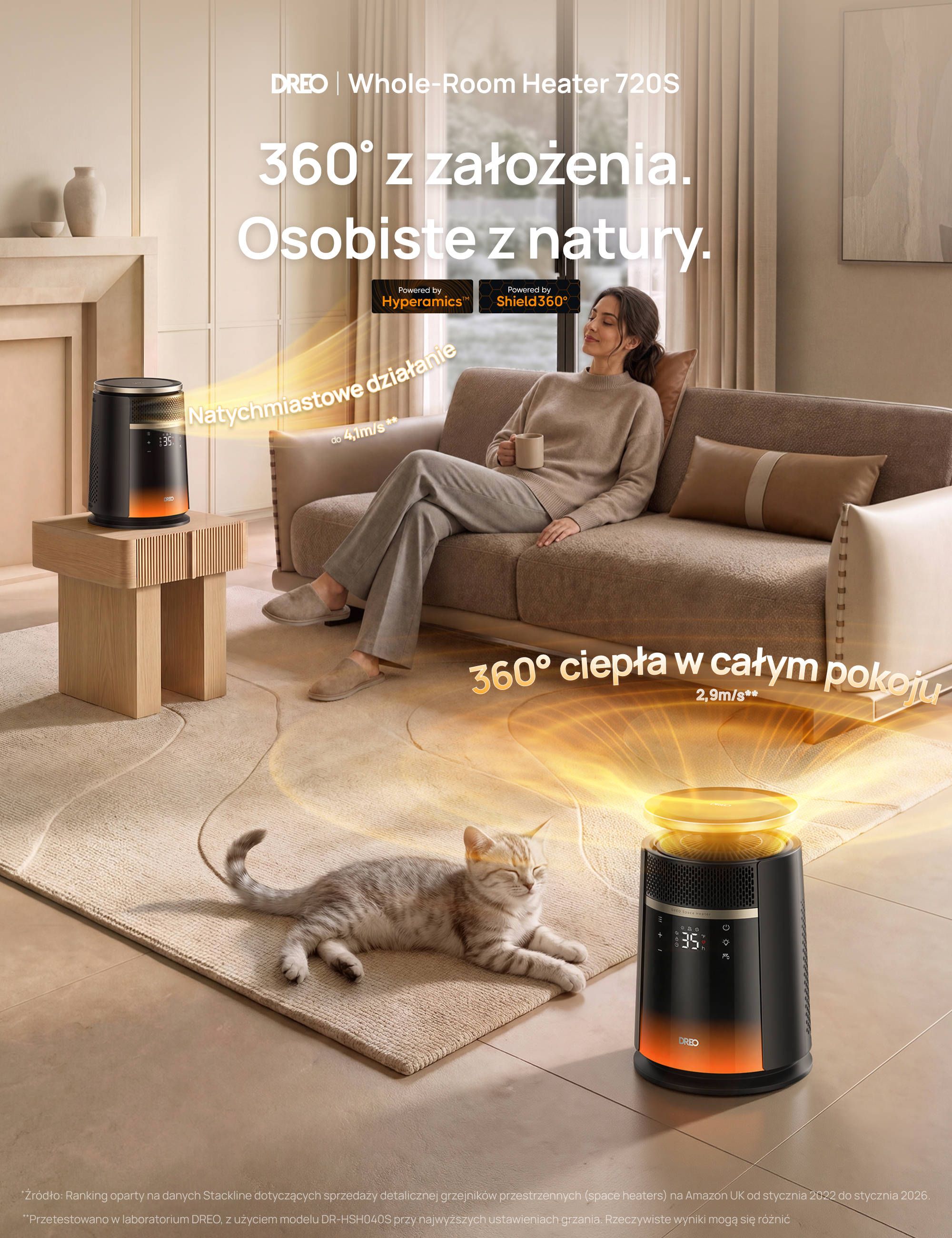 Kobieta odpoczywa na kanapie w salonie, a kot leży w pobliżu termowentylatora.