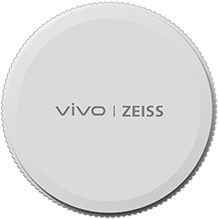 Kerek szürke tárgy közepén vivo | ZEISS felirattal fekete háttér előtt.