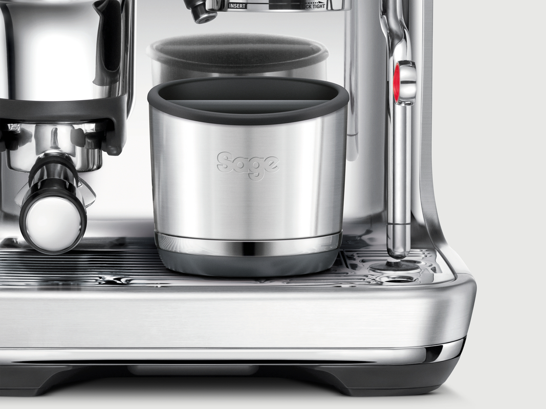 Edelstahl-Kaffeezubehör mit Sage-Logo auf der Abtropffläche einer Kaffeemaschine.