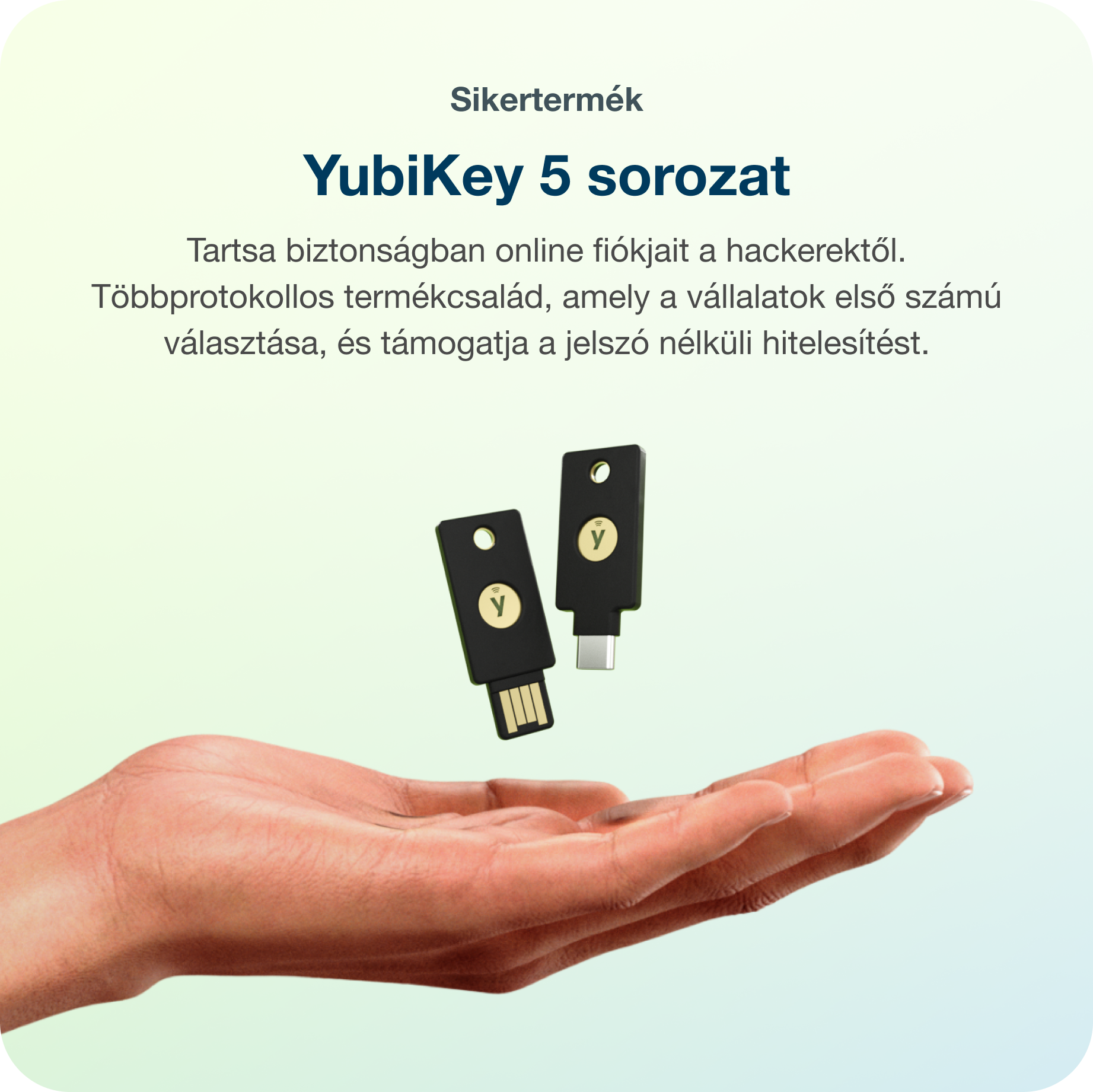 Egy nyitott kéz két YubiKey 5 biztonsági kulcsot mutat egy világos háttér előtt magyar szöveggel.